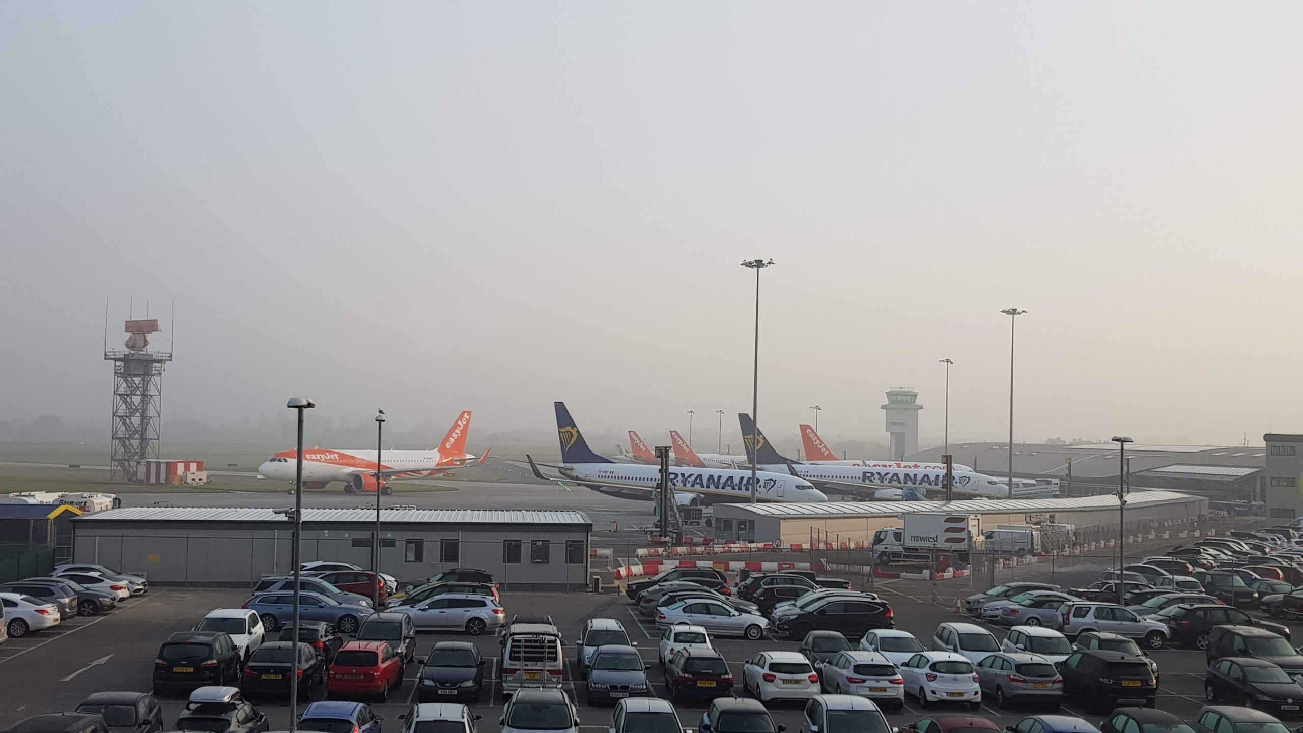 Parken am Flughafen kann meist sehr kostspielig sein. Foto: Unsplash/ Elizabeth Jamieson