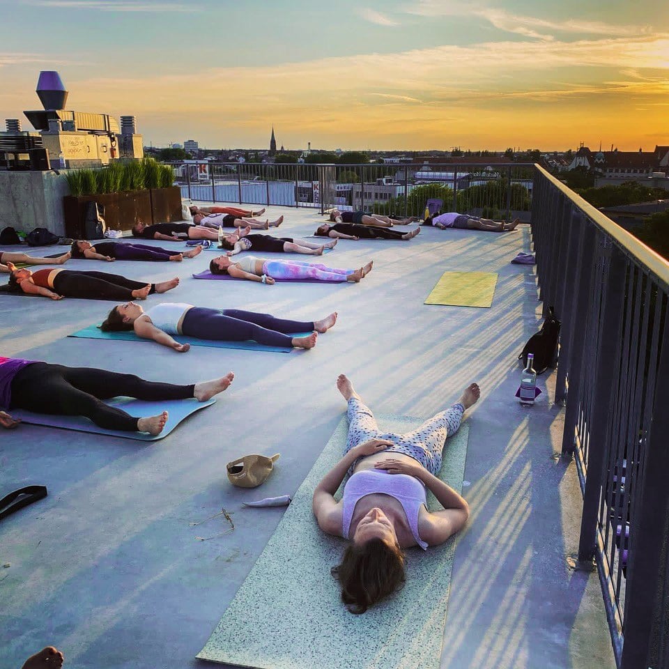 Outdoor-Yoga in Berlin Neben einem hellen Studio bietet Yoga at Lobe Block in Wedding drei große Terrassen für Yogakurse.