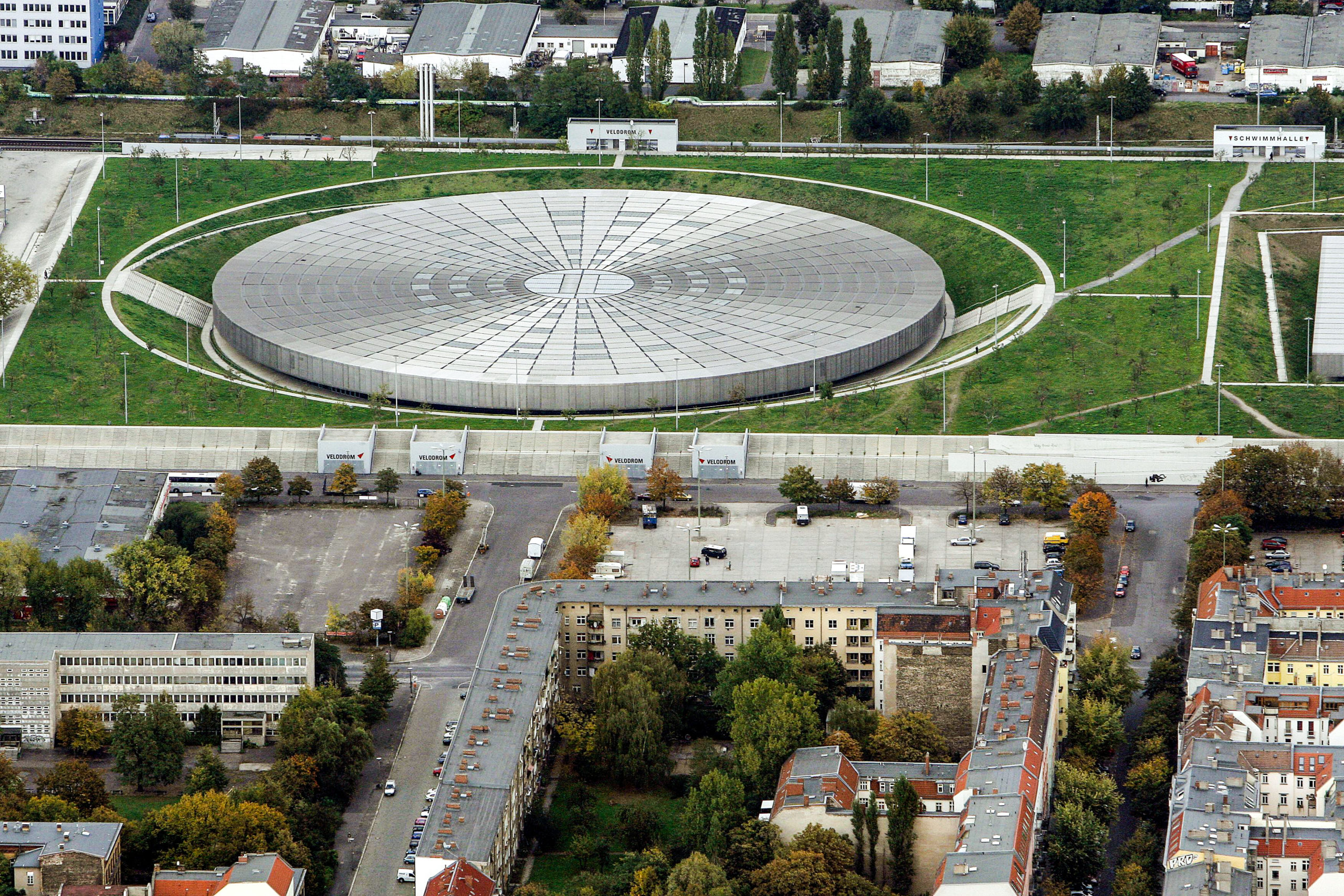 Sehenswürdigkeiten Prenzlauer Berg Raumschiff oder nicht? Das Velodrom in Berlin sieht aus ein UFO, tatsächlich handelt es sich bei dem kreisrunden Gebäude aber um eine Mehrzweckarena für Sport- und Musikevents. 