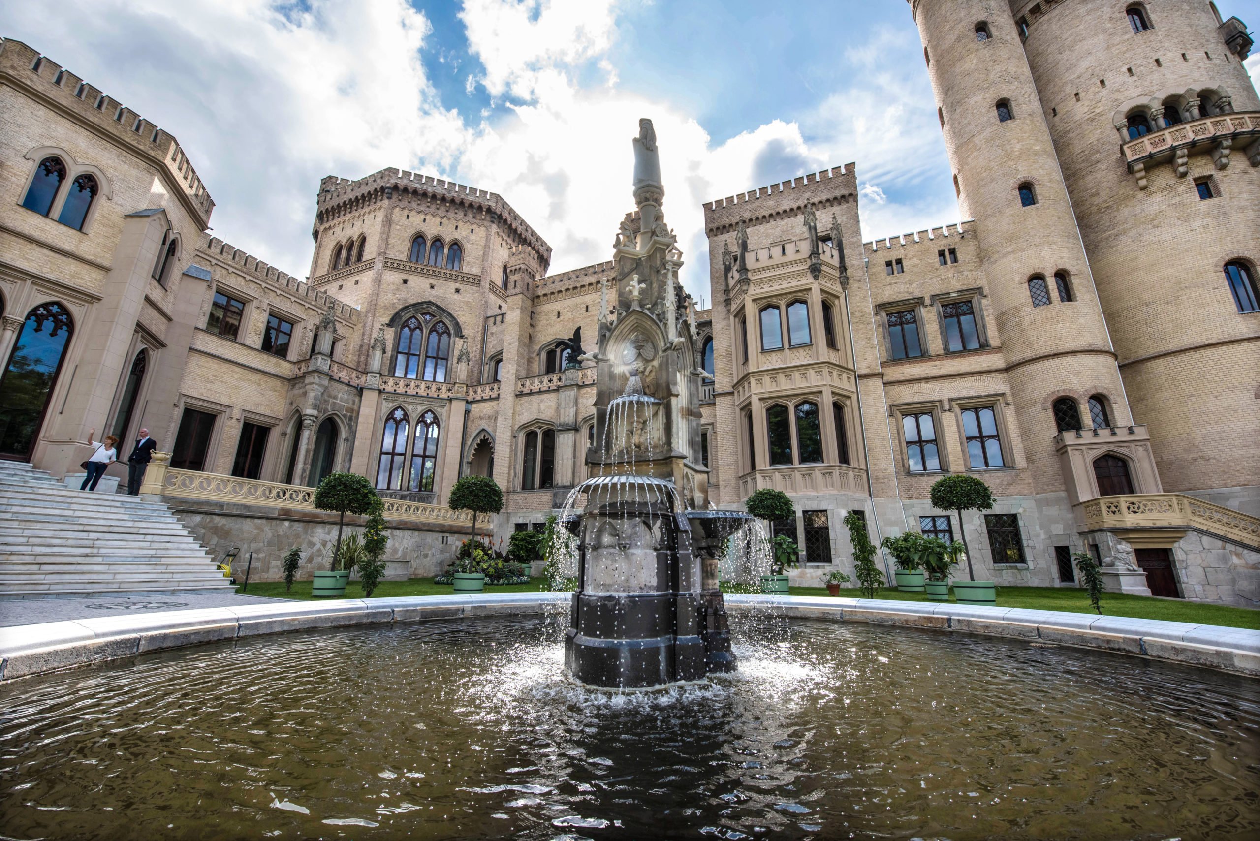 Schlösser in Brandenburg Das Schloss Babelsberg war einst die Sommerresidenz des Prinzen Wilhelm von Preußen und seiner Gemahlin. Bis 2023 wird der eindrucksvolle Bau noch saniert und ist bis dahin nur im Rahmen von Veranstaltungen zugänglich.