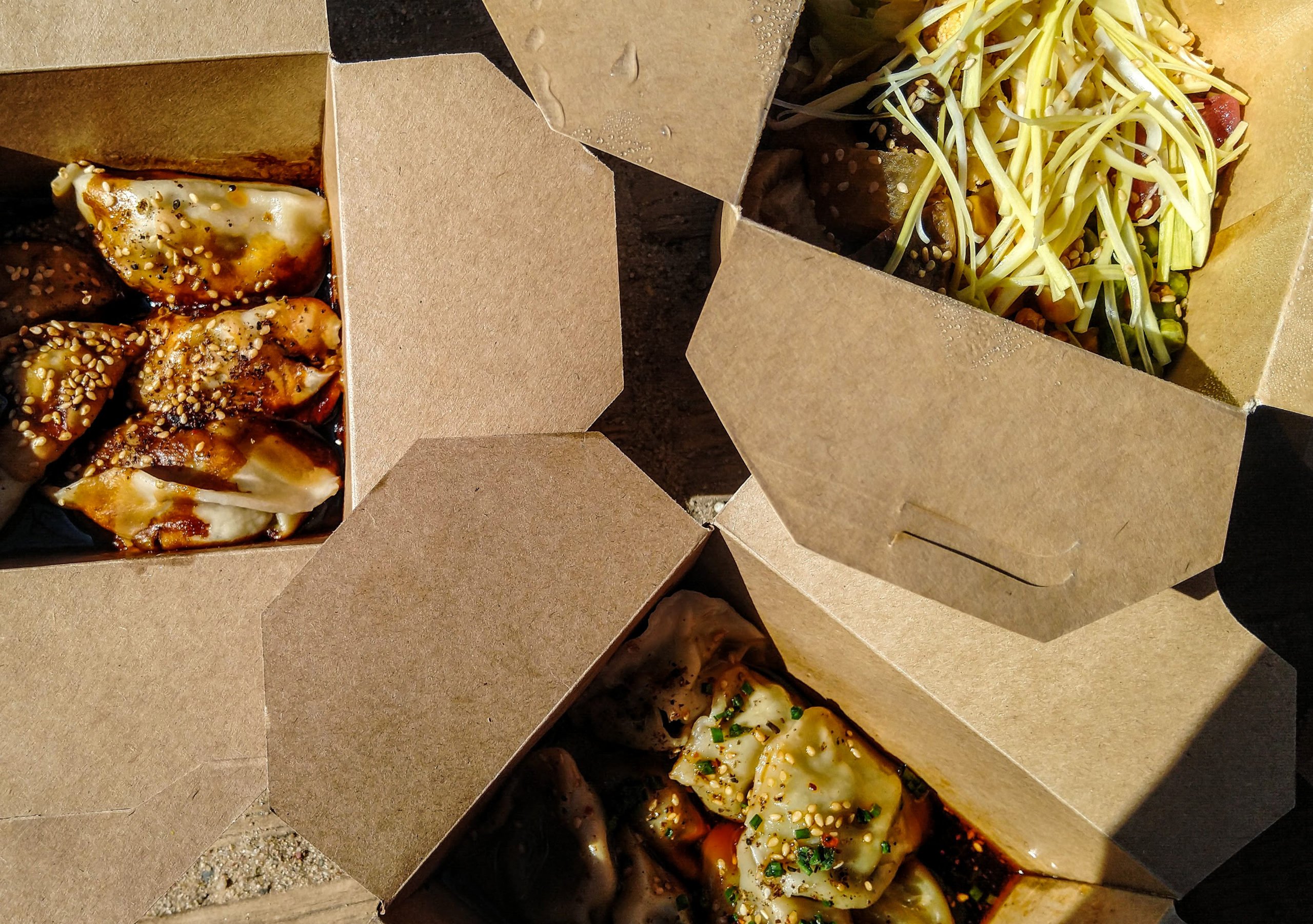 Vegan in Berlin Lecker, fleischlos und überraschend: Die Cai Kitchen hat eine spannende Karte und die asiatischen Gerichte locken Kund:innen auch auf einer Restaurantstraße, die soviel zu bieten hat wie die Schönhauser Allee. 