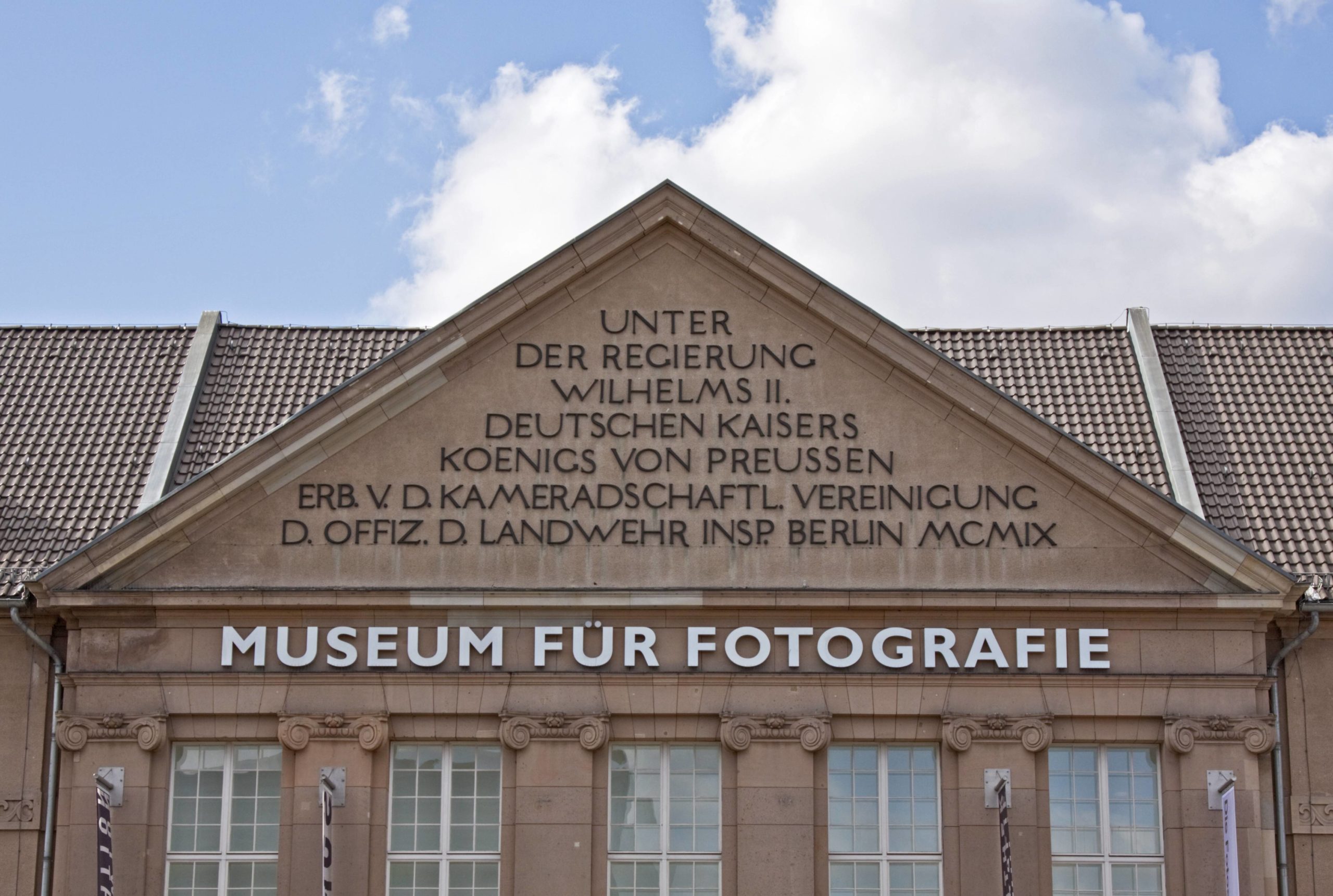 Giebelinschrift auf dem Museum für Fotografie. Foto: Imago/Imagebroker