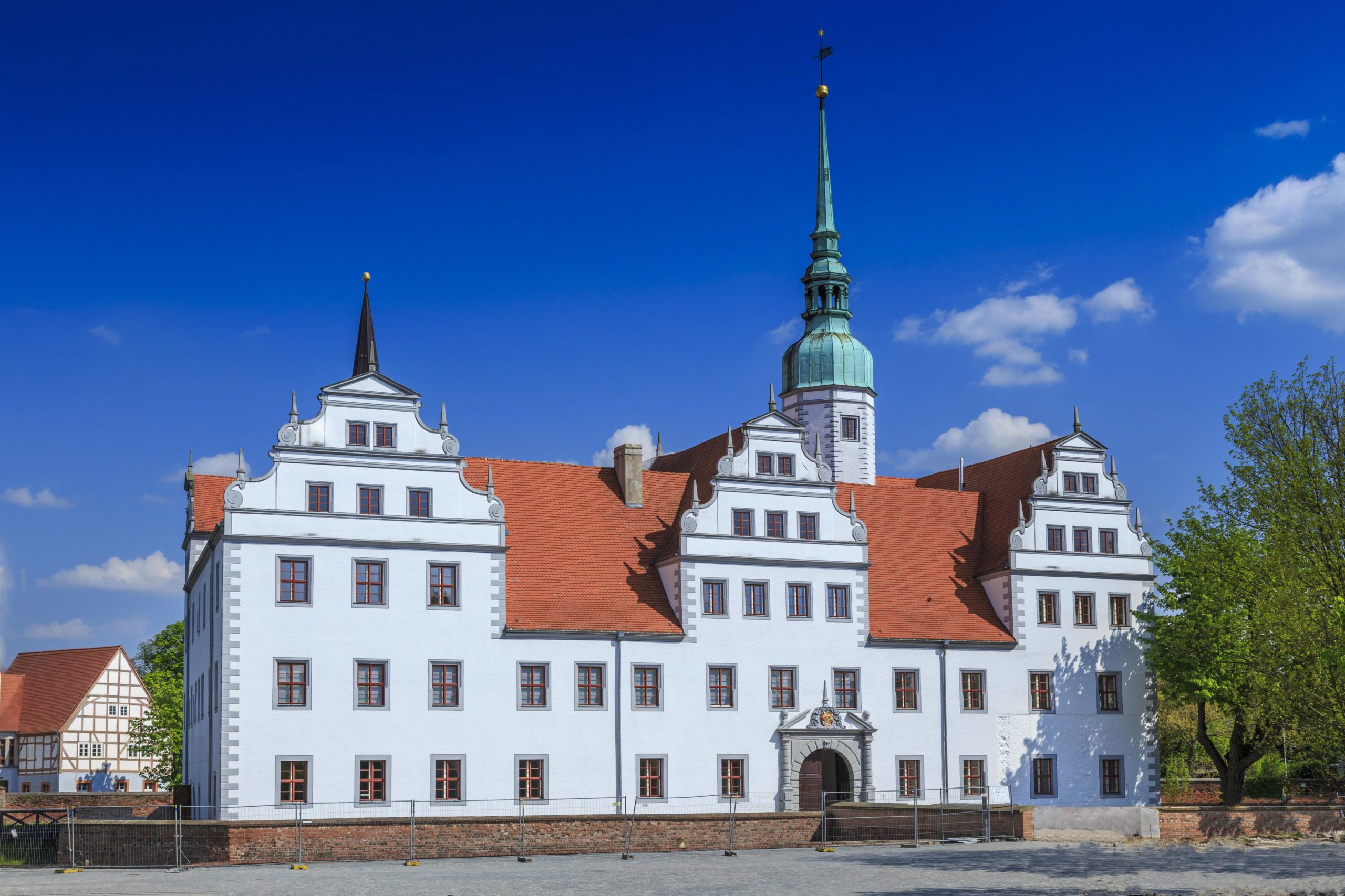 Schlösser in Brandenburg Seit das Schloss Doberlug im Jahr 1623 aus einem Kloster entstand, gingen hier viele Herren ein uns aus. Der bekannteste Bewohner des Schlosses war wohl Friedrich der Große um 1758.