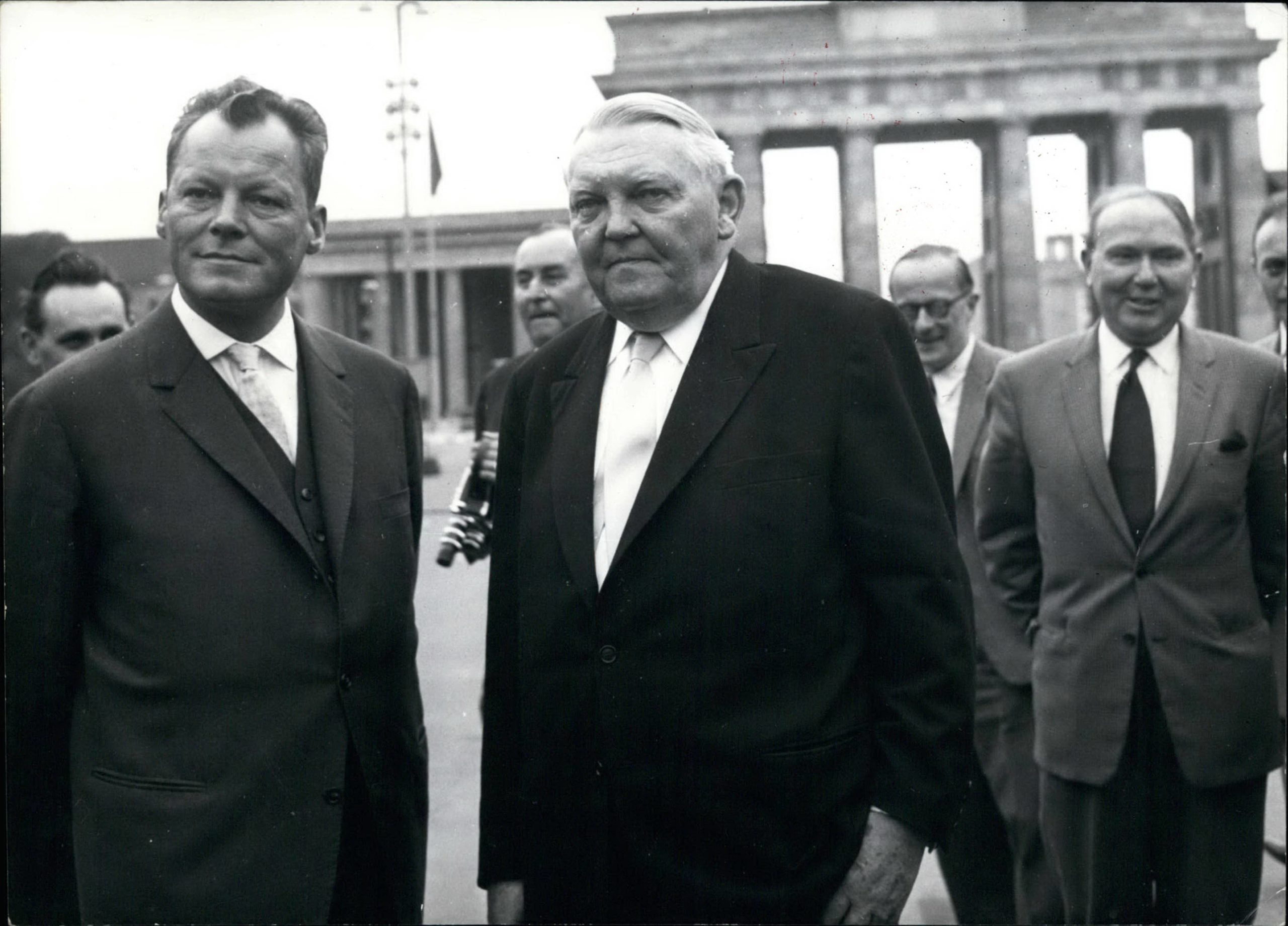 Berlins Regierender Bürgermeister Willy Brandt und Wirtschaftsminister Ludwig Erhard verschaffen sich am 8. August 1961 einen Überblick am Brandenburger Tor. Foto: Imago/Zuma/Keystone