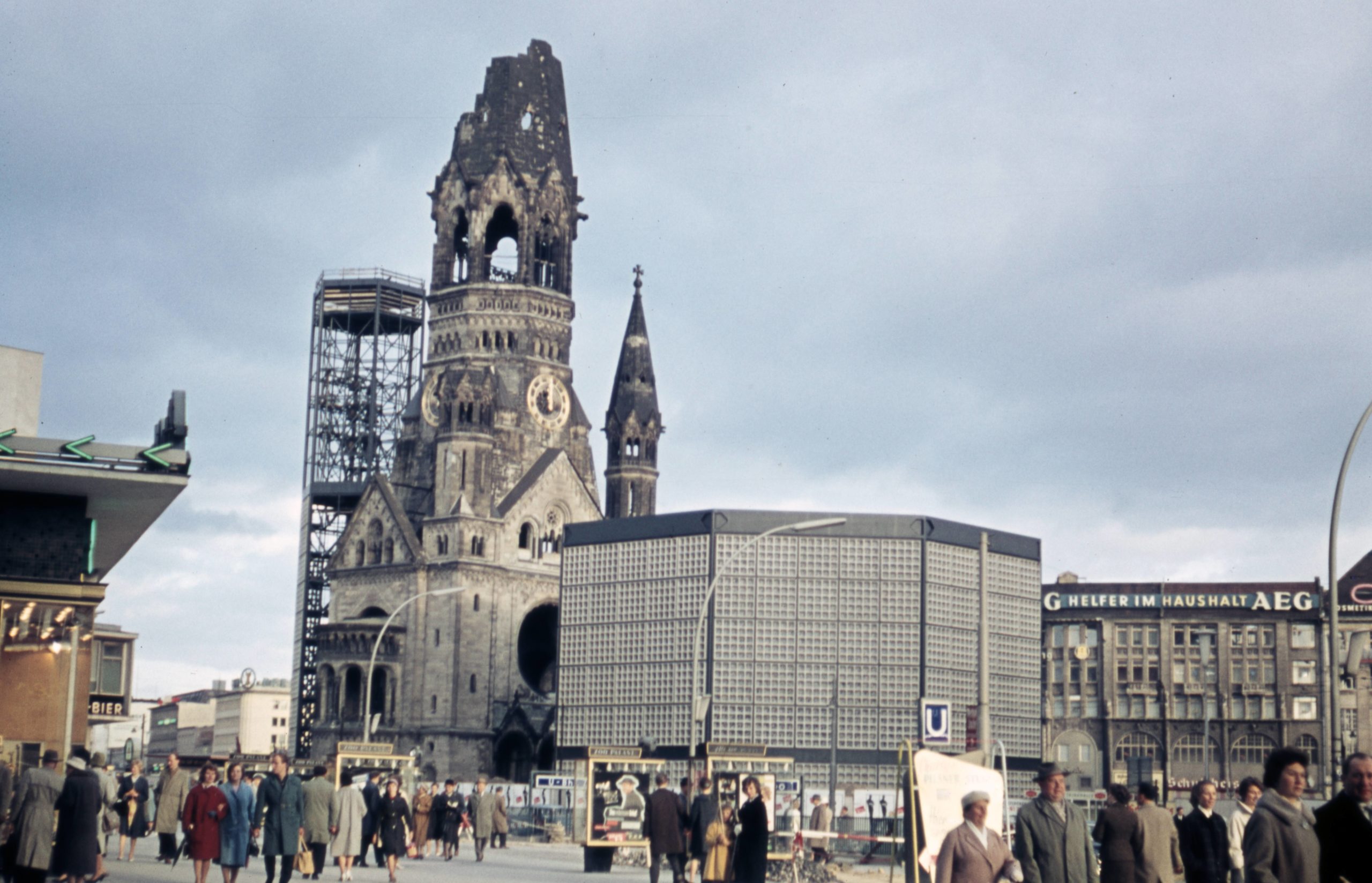 Berlin 1961: Die Gedächtniskirche und die modernen Anbauten des Architekten Egon Eiermann, der Glockenturm befindet sich noch im Aufbau. Foto: Imago/Gerhard Leber