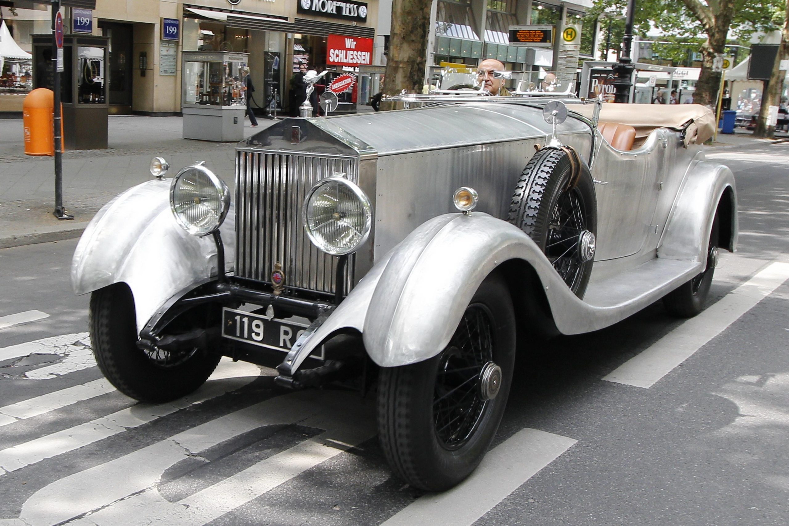 Ein Rolls Royce fährt während der Classic Days Berlin über den Kurfürstendamm. Foto: Imago/Eventfoto54