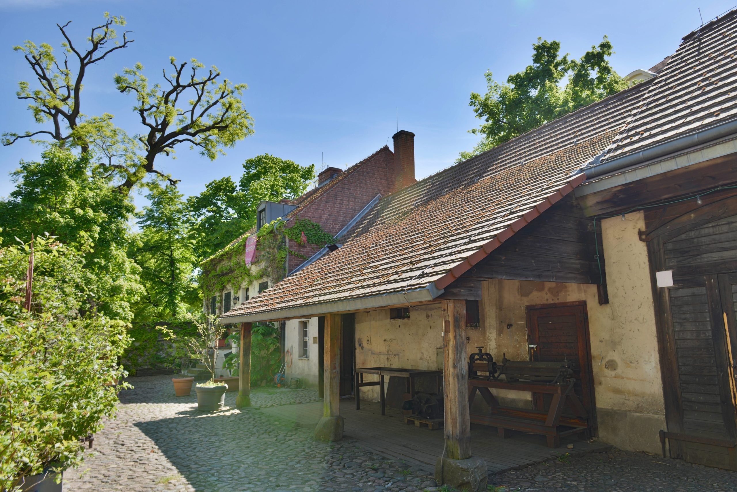 Ein Dorf mitten in der Stadt? Böhmisch-Rixdorf ist von kleinen Häuschen geprägt, bezaubernd ist die alte Schmiede. Foto: Imago/Joko