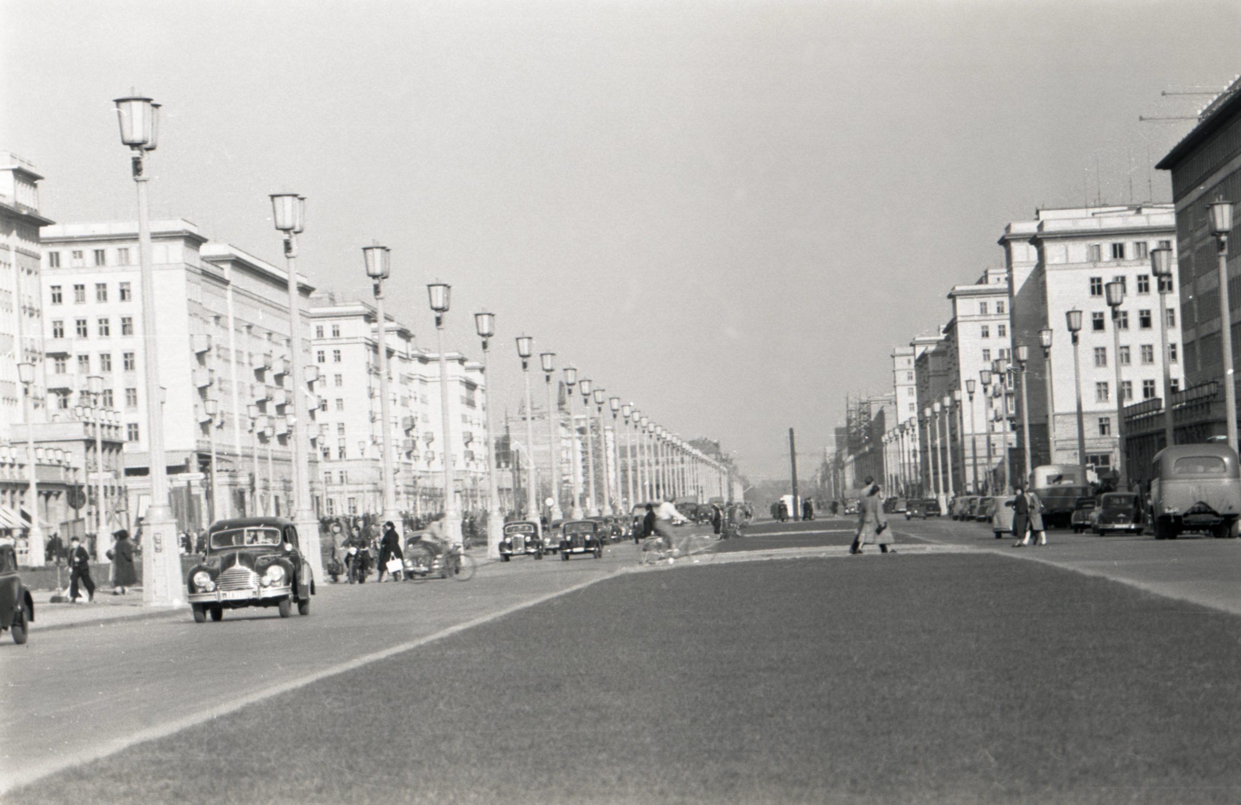Das städtebauliche Vorzeigeprojekt in der Hauptstadt der DDR, die Karl-Marx-Allee, 1961. Foto: Imago/Serienlicht