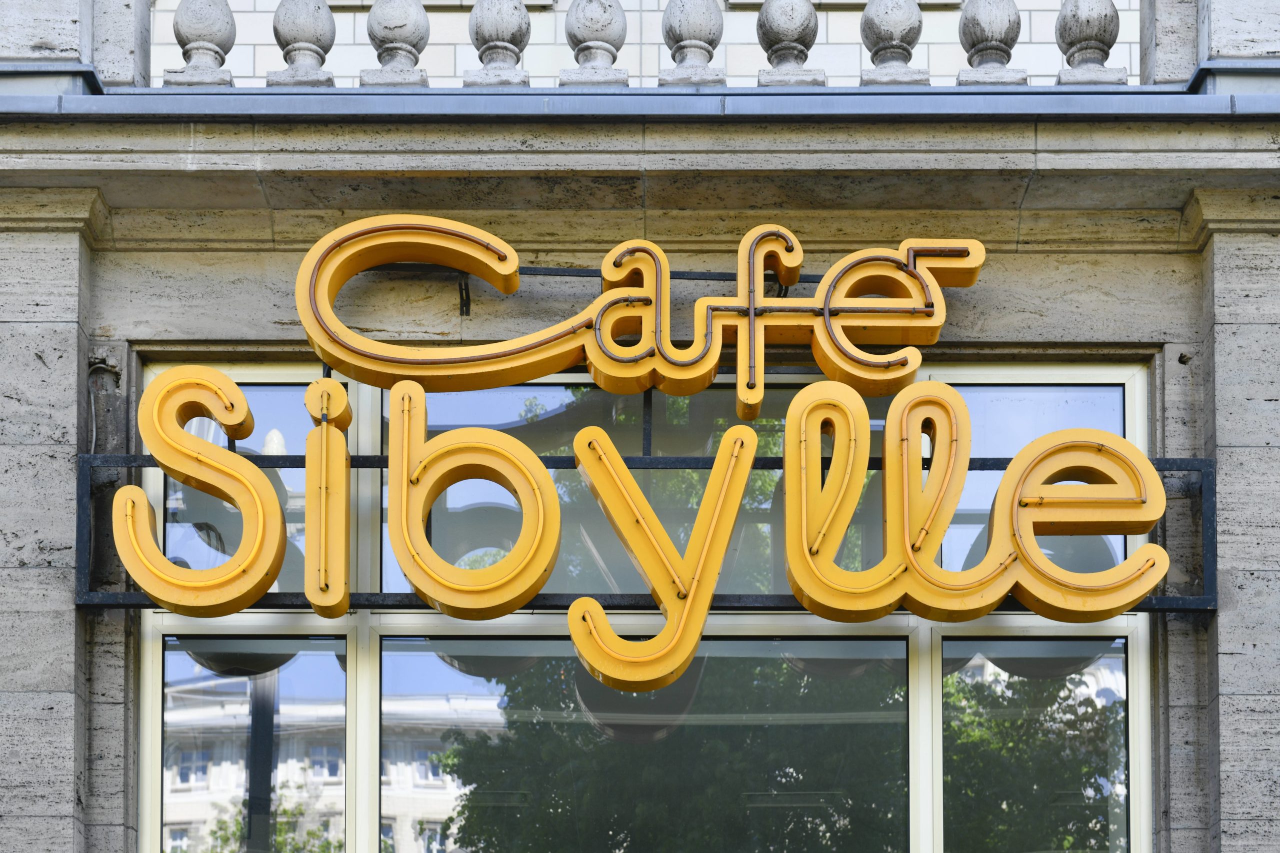 Das Café Sibylle ist ein wichtiger Teil der Geschichte der Karl-Marx-Allee. Der markante Neon-Schriftzug steht unter Denkmalschutz. Foto: Imago/Schöning