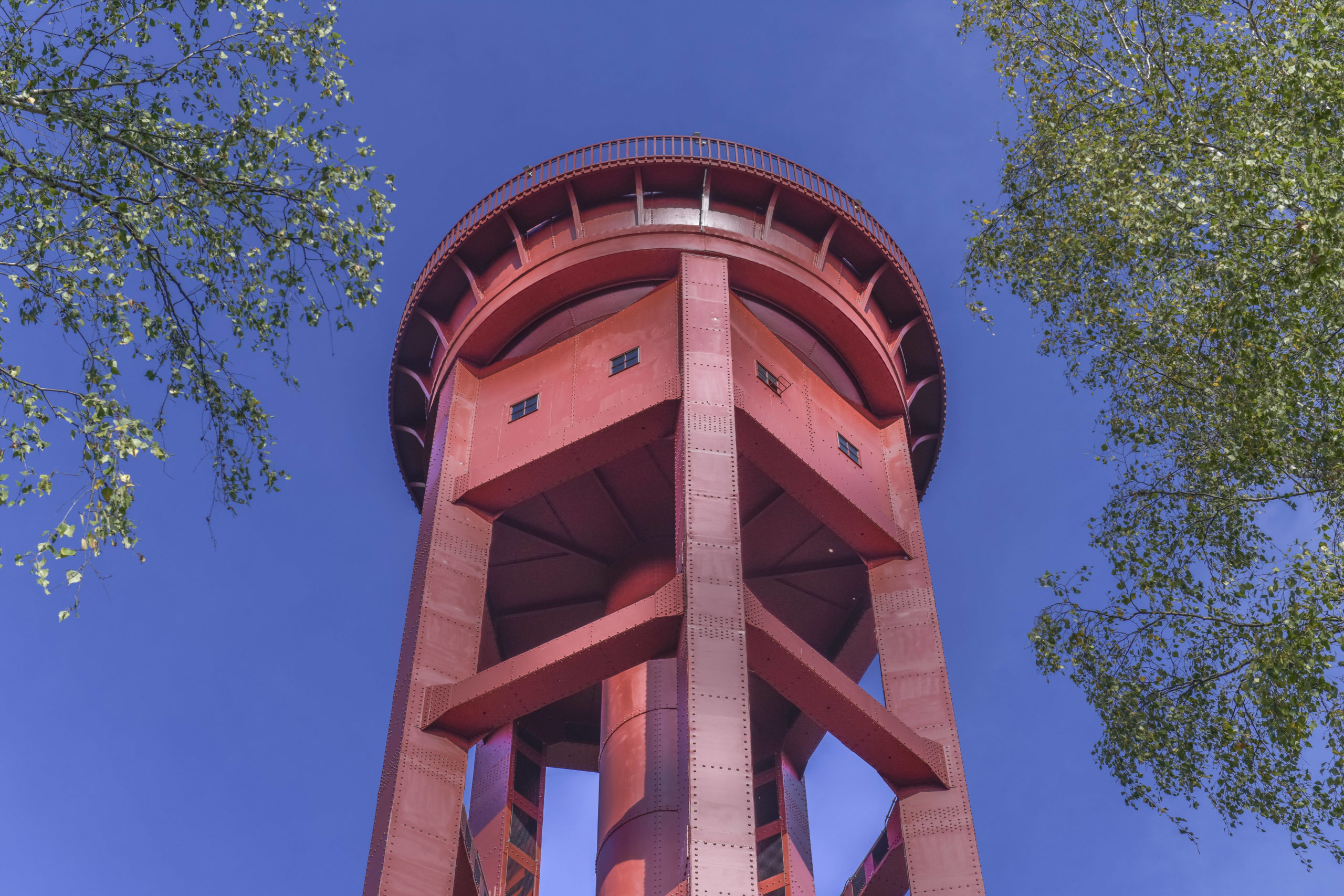 In Schöneberg nicht zu übesehen: der Südgelände-Wasserturm. Nebenan wird übrigens Theater gespielt. Foto: Imago/Schöning 