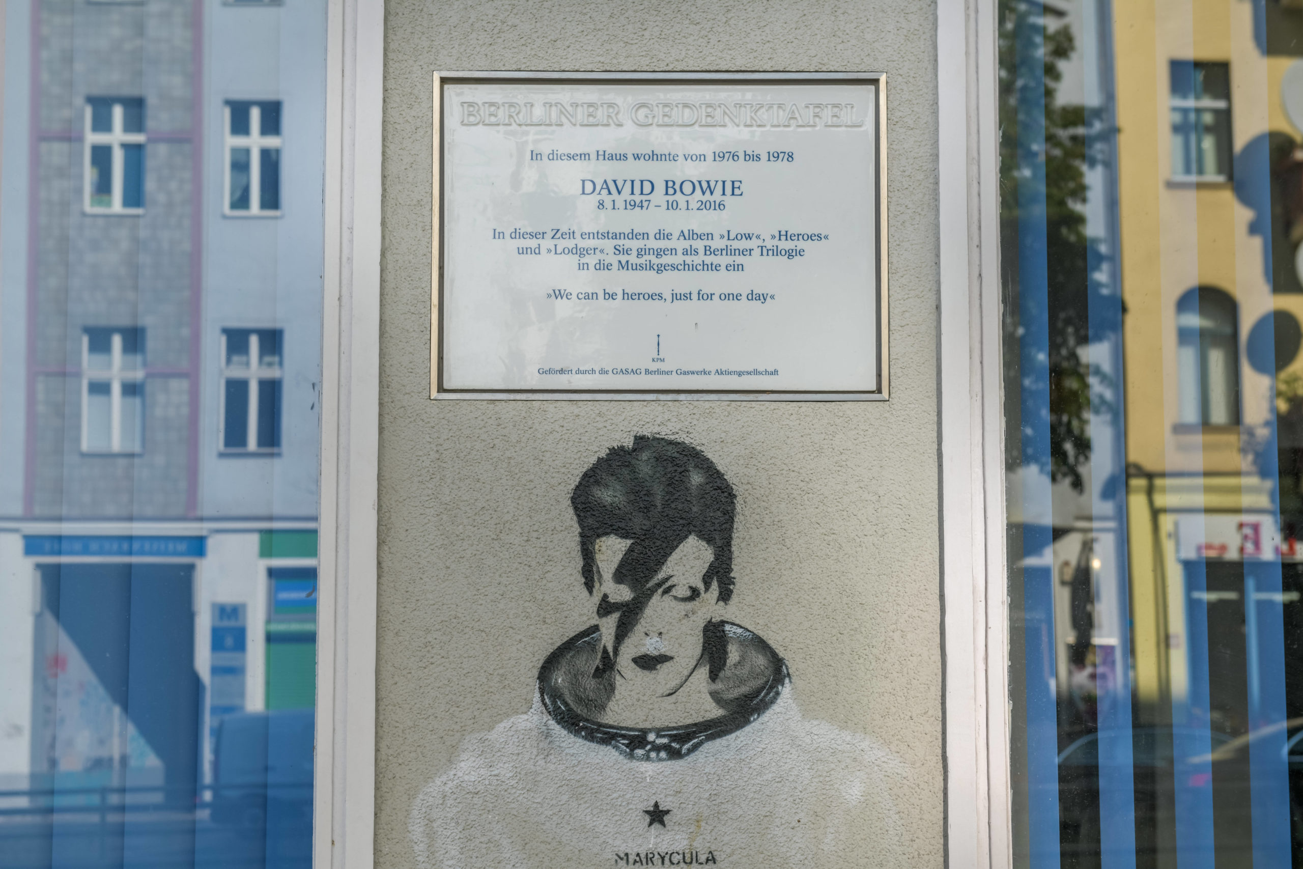 Gedenktafel für David Bowie an seinem Wohnhaus in Schöneberg. Foto: Imago/Joko