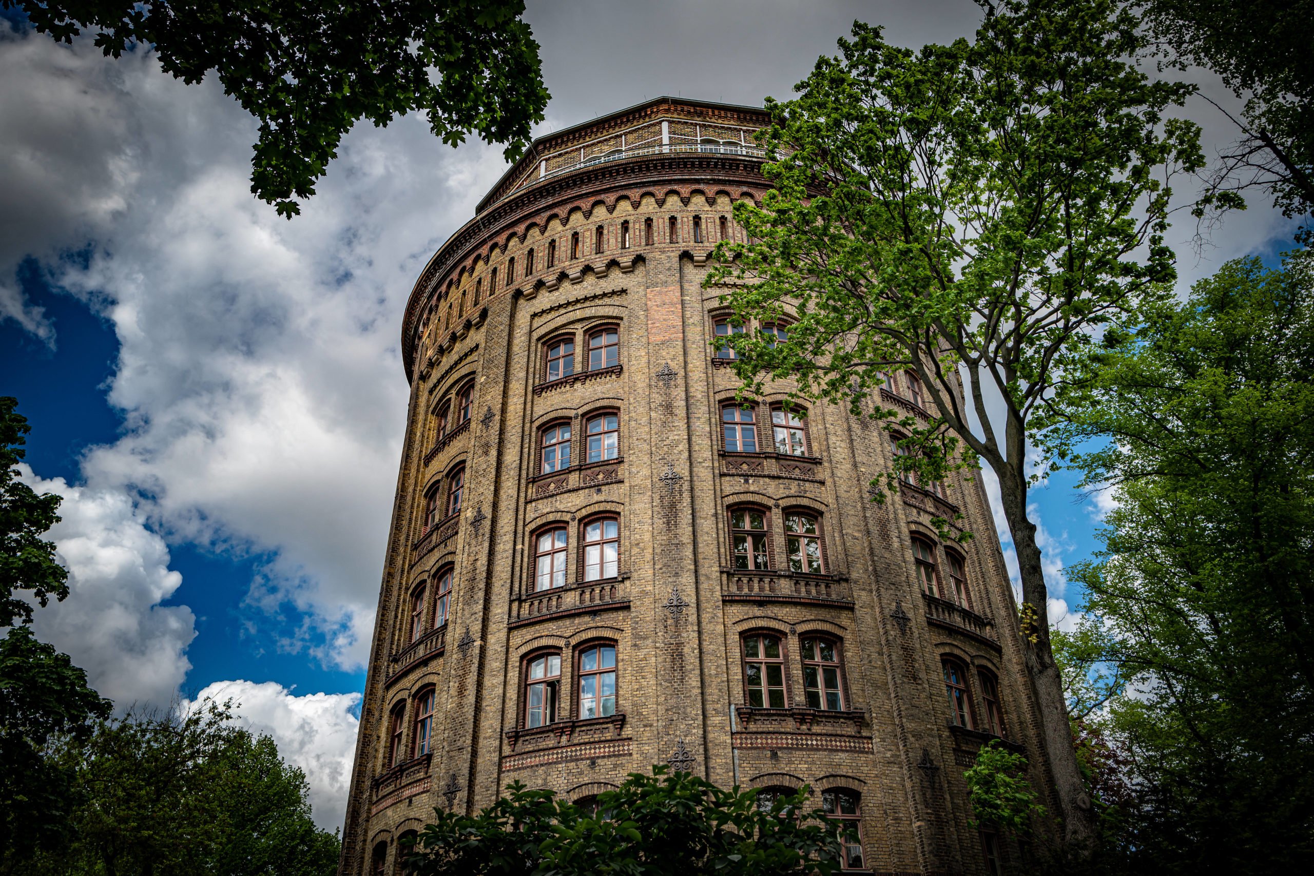 Am Wasserturm im Kollwitzkiez trifft man sich abends auf einen Plausch, um etwas zu trinken und die Abendsonne zu genießen.