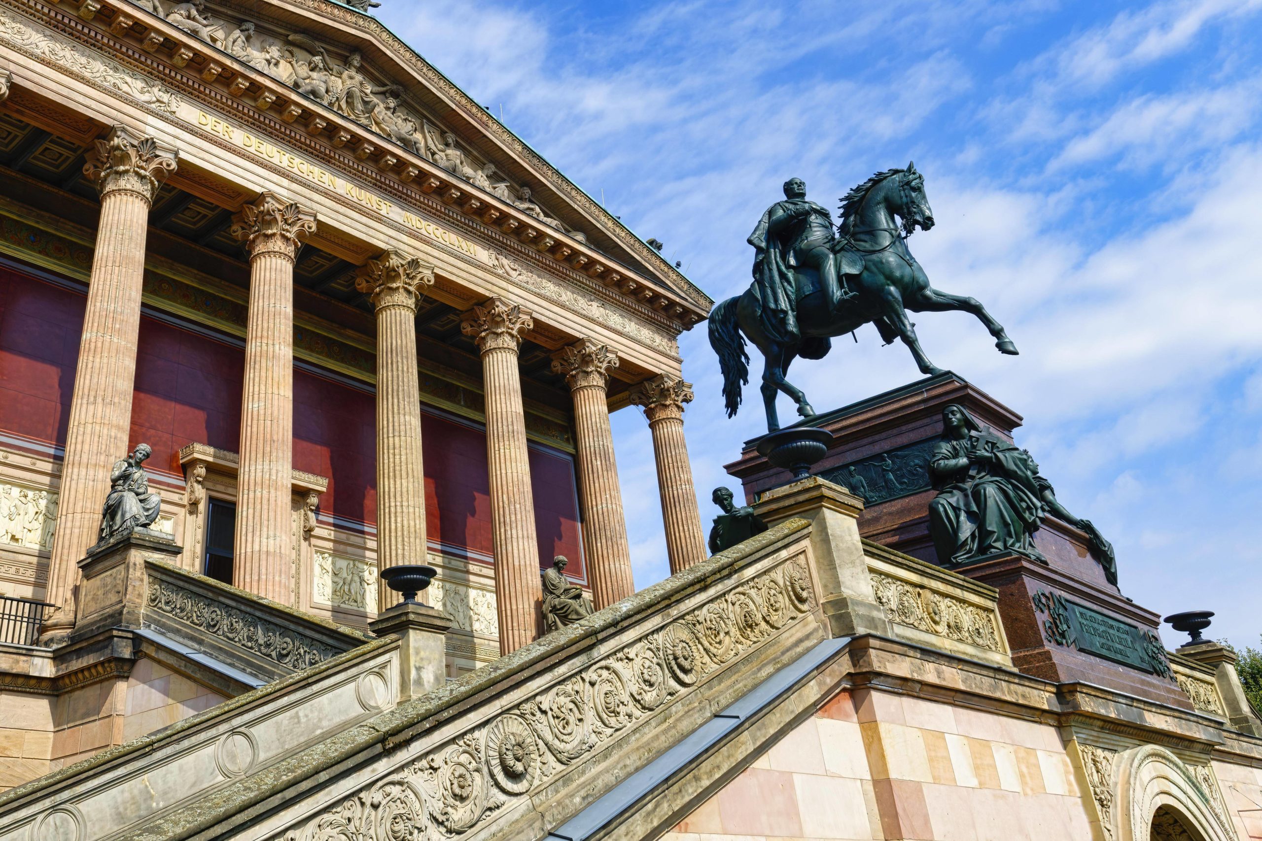 Am Museumssonntag in Berlin könnt ihr zahlreiche Häuser besuchen – zum Beispiel die Alte Nationalgalerie. Foto: Imago/Imagebroker/Therin Weise