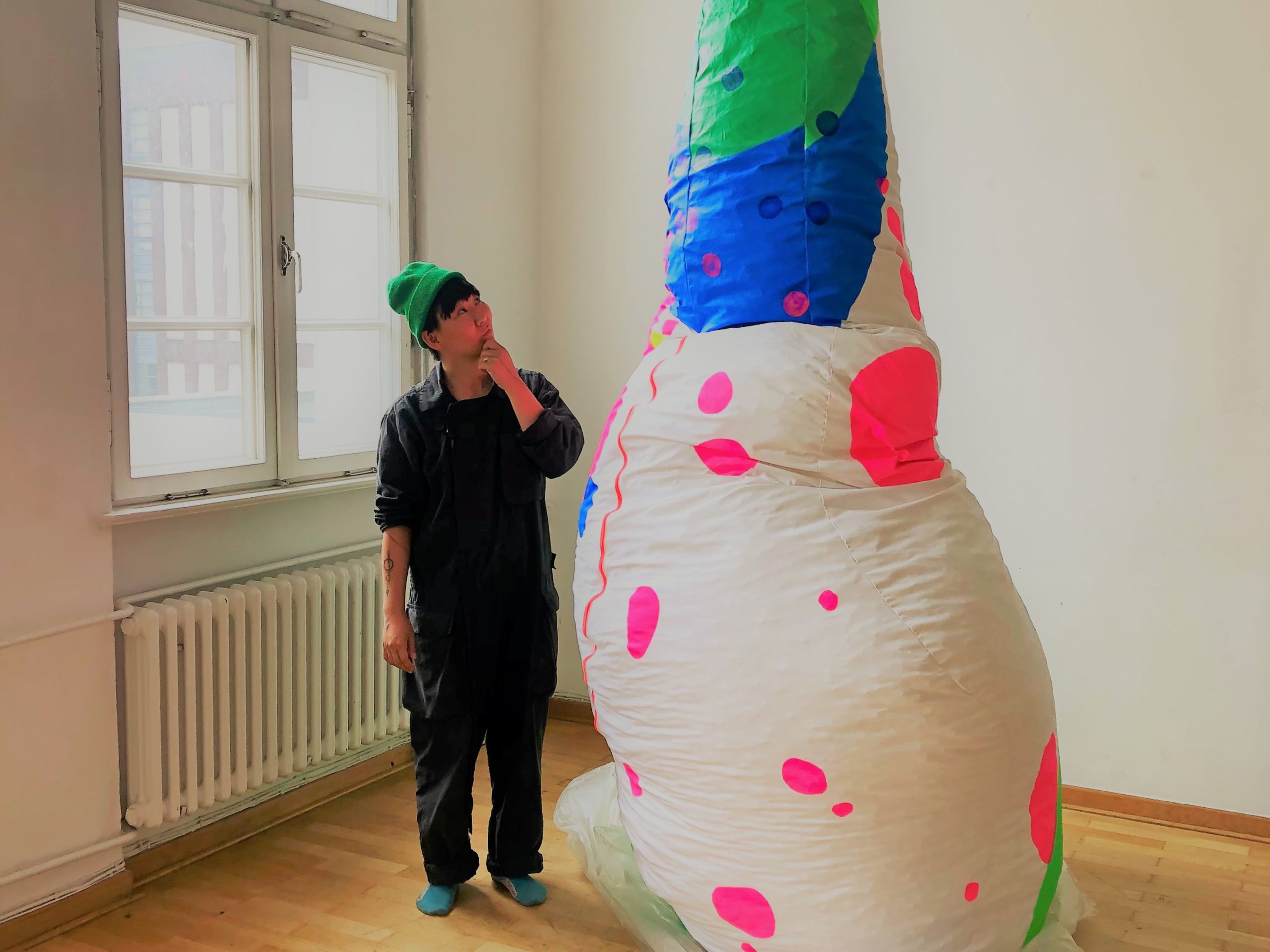 Künstlerin Anne Duk Hee Jordan beschäftigt sich in ihrer Ausstellung "Der Wurm: Terrestrisch, Fantastisch und Nass" mit dem Wurm. Foto: Urania
