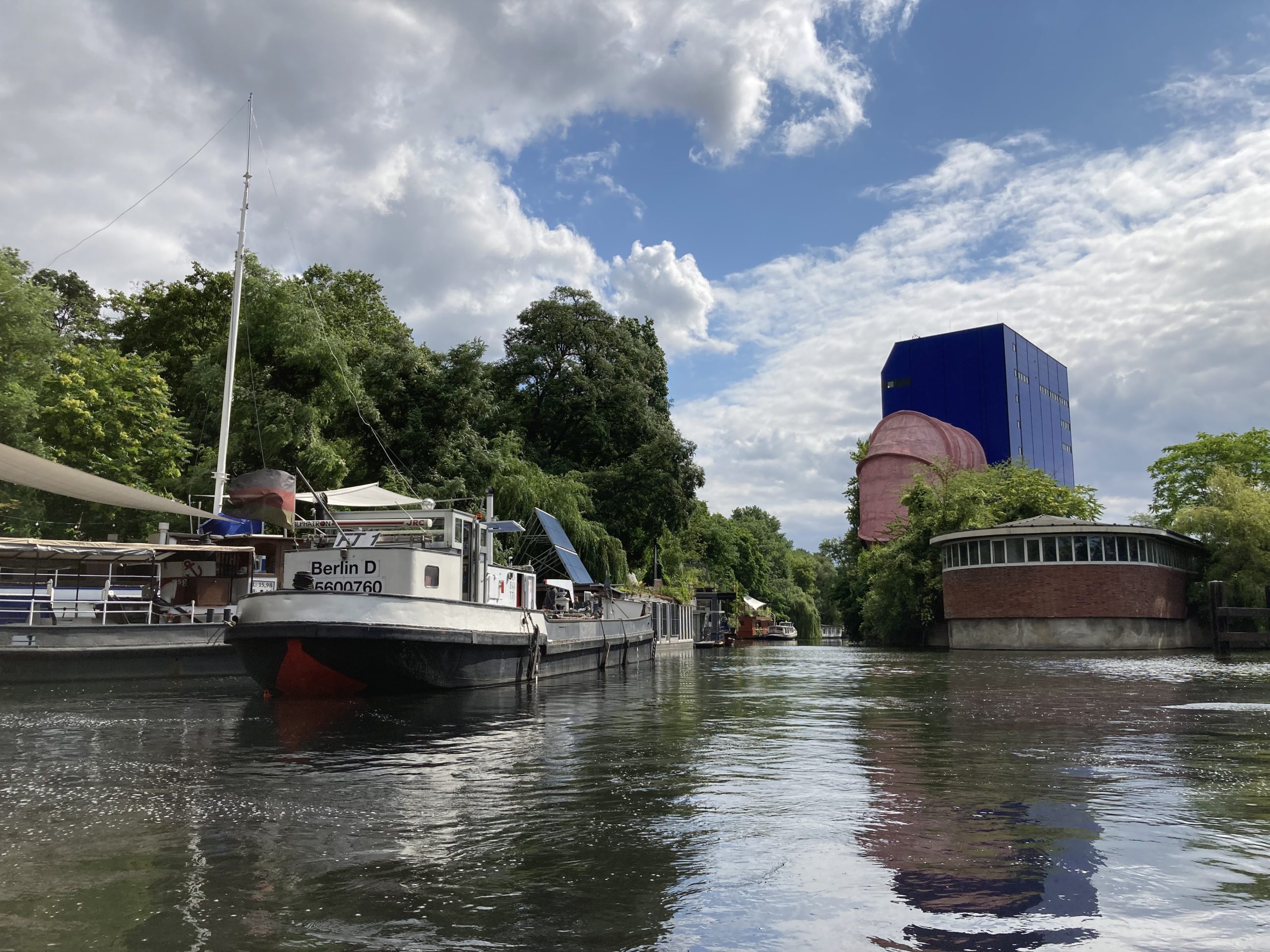 Mit dem Boot über den Landwehrkanal paddeln: "Rosa Röhre" und daneben die Hausboot-Siedlung. Foto: Jacek Slaski