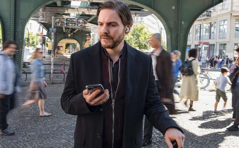 Hipster unter Druck: Daniel Brühl in "Nebenan". Bild: Warner Bros.