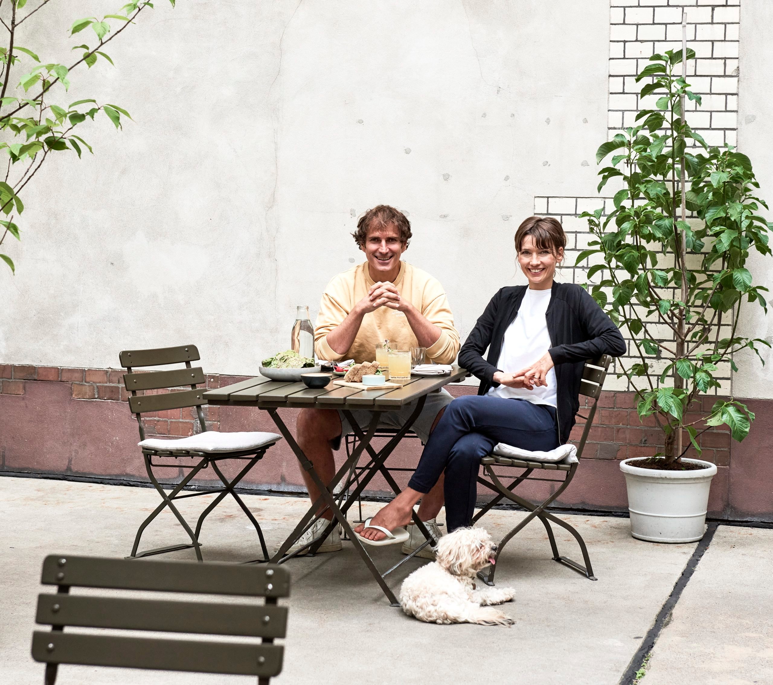 „Zeit nehmen und auf die Menschen vertrauen“: Tom und Nadine Michelberger im Innenhof ihres Hotels mit eignem Restaurant an der Warschauer Straße in Friedrichshain.