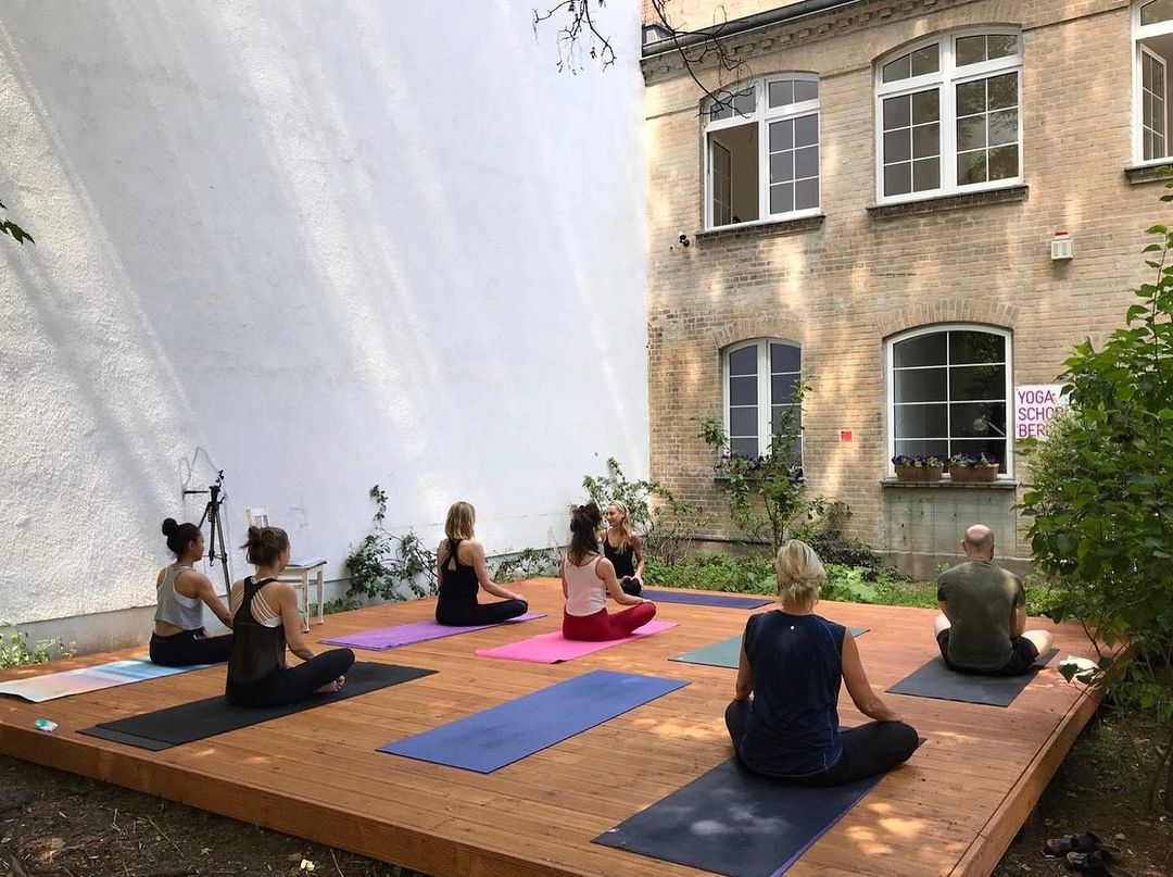 Outdoor-Yoga in Berlin Die Outdoor-Yogaklassen der Yoga School Berlin finden in einem grünen Hinterhof am Hermannplatz statt.