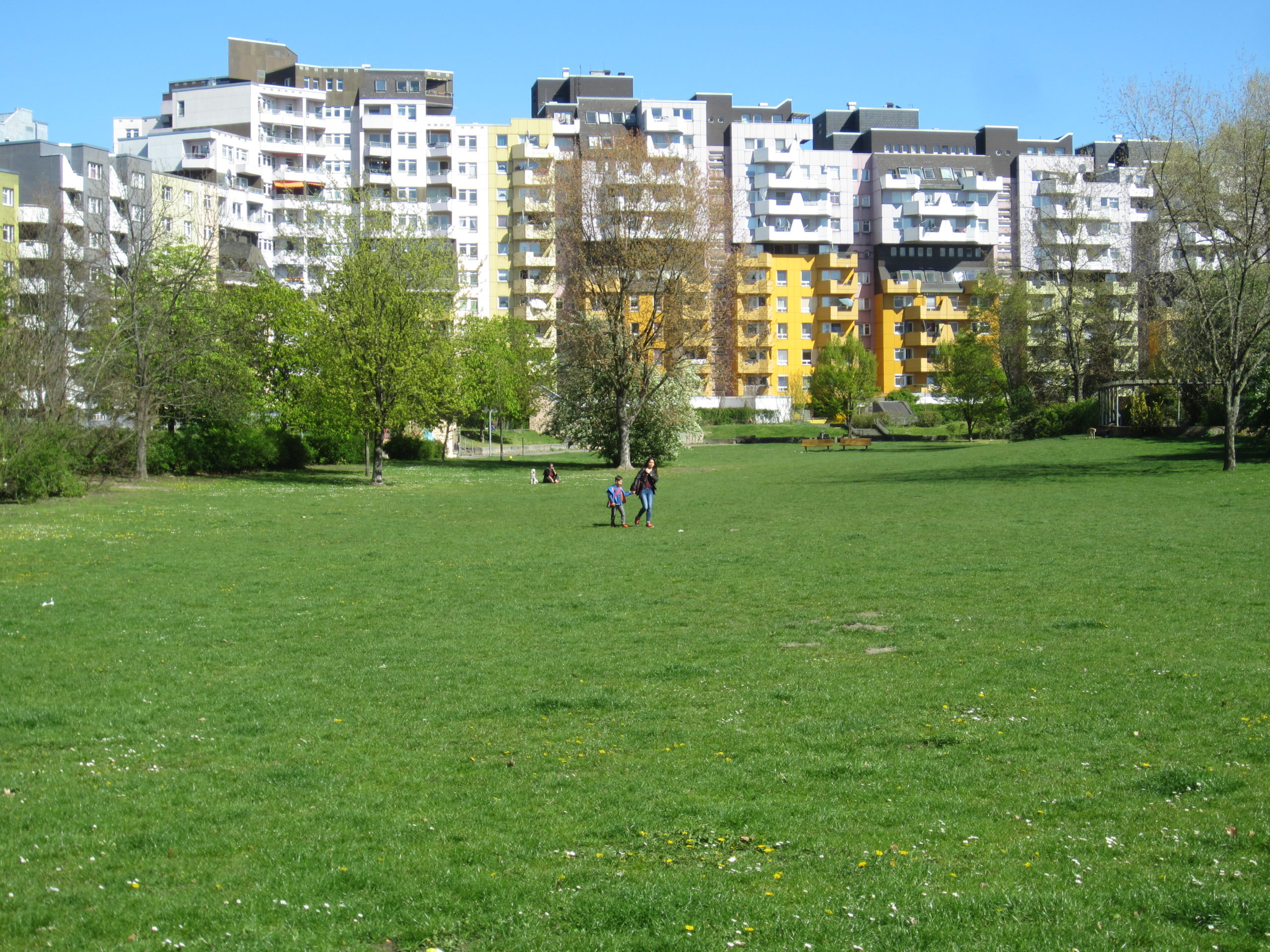 Parks in Kreuzberg findet man zuhauf am Landwehrkanal – etwa den Böcklerpark. Foto: Another Believer/WIkimedia Commons/CC BY-SA 4.0