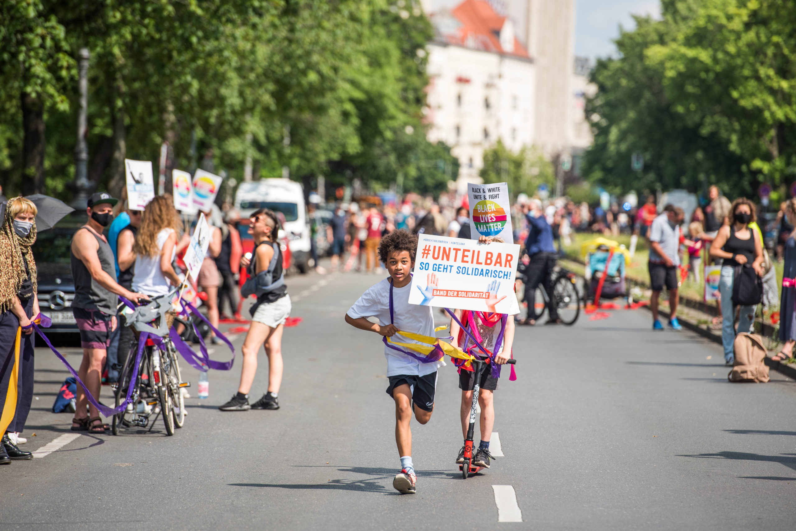 So geht solidarisch: Am 4. September findet in Berlin die große Unteilbar-Demo statt. Foto: Unteilbar