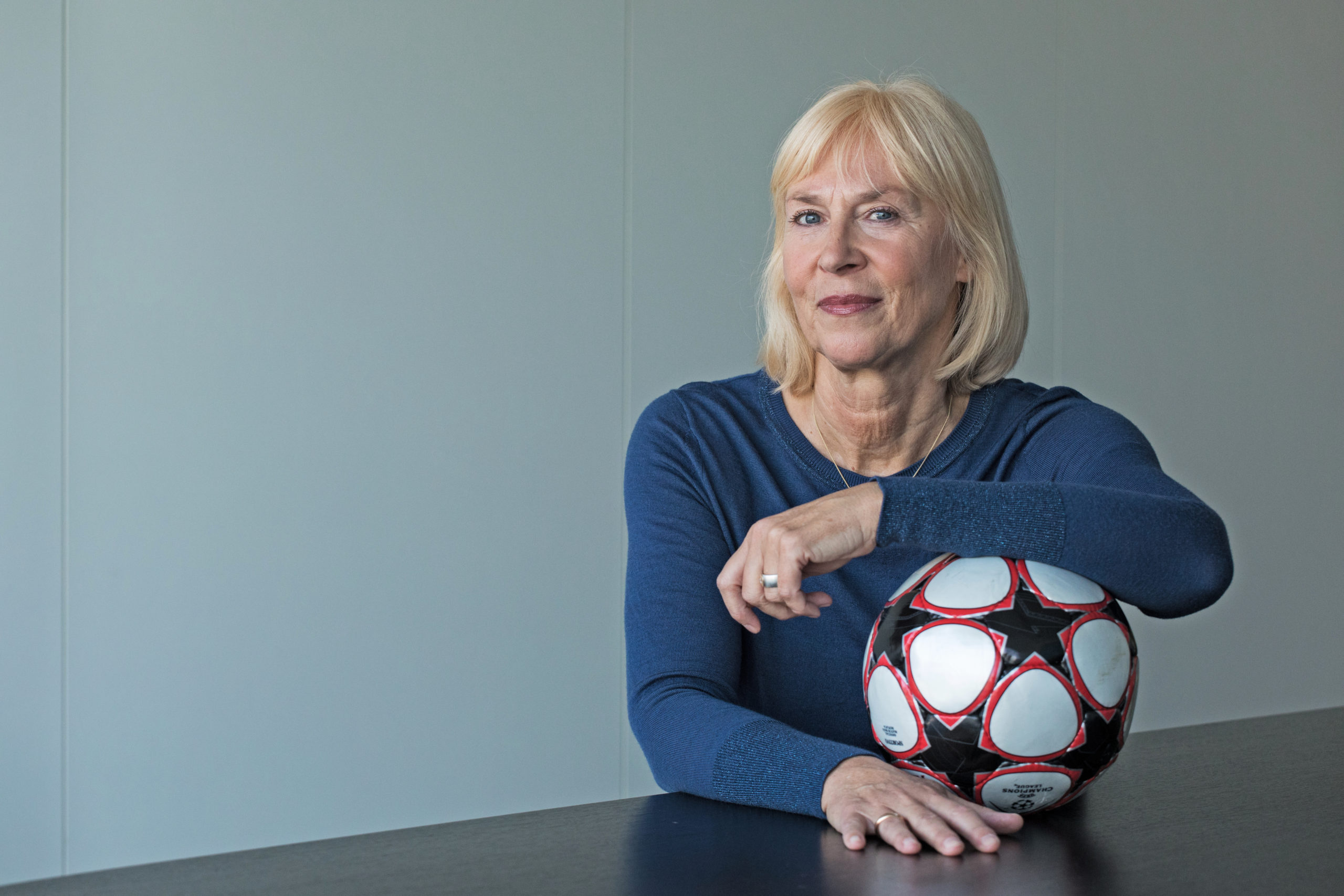 Gaby Papenburg, früher einmal Moderatorin, stellt in ihrem Lieblingssport die Machtfrage: Sie will Präsidentin des Berliner Fußballverbandes werden.  Foto: Amélie Losier