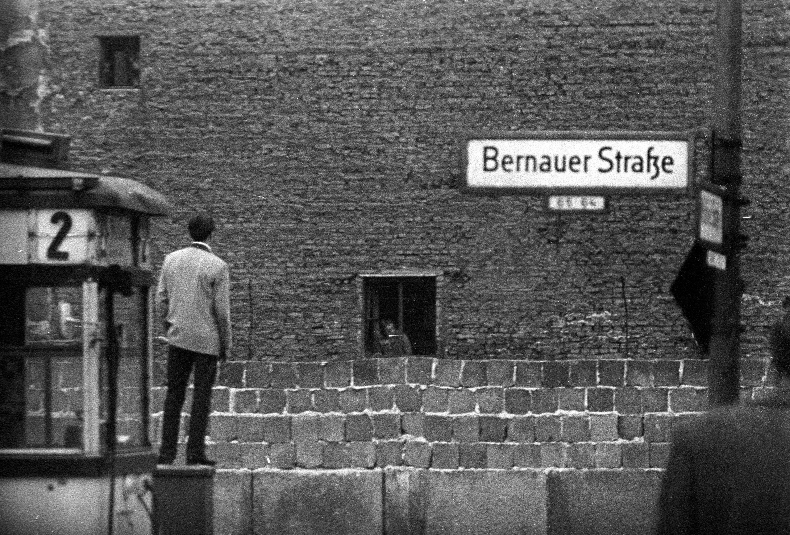 Berliner Mauer an der Bernauer Straße - Westberliner und Ostberliner schauen sich über die Mauer hinweg an, September 1961. Foto: Imago/Sabine Gudath