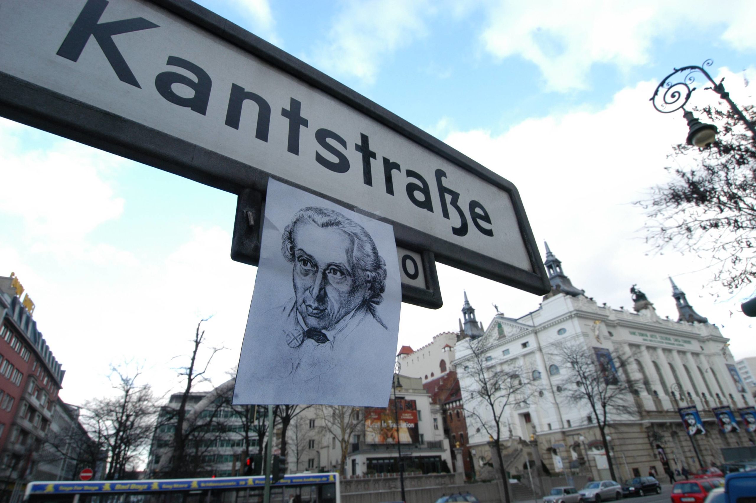 shoppen in Charlottenburg Die Kantstraße, benannt nach dem berühmten deutschen Philosoph Immanuel Kant, verläuft parallel zum Ku'Damm, ist weniger touristisch und bietet eine spannende Gewerbemischung.