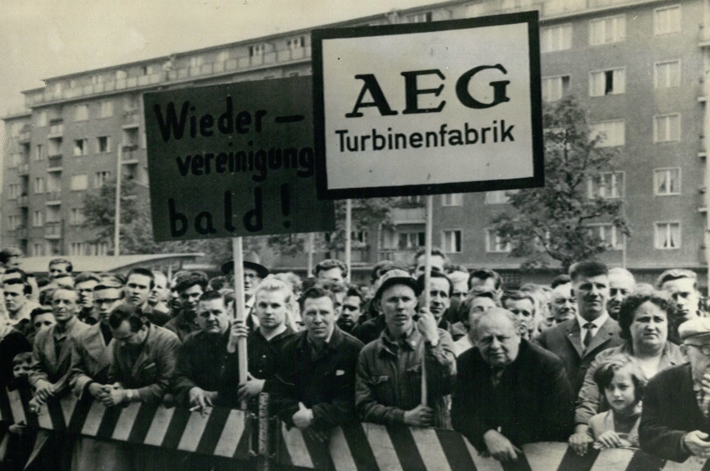 Berlin Mauerbau: Tausende West-Berliner demonstrierten am 8. August 1961 gegen das kommunistische Fluchtverbot von Ost- nach West-Berlin. Foto: Imago/ZUMA/Keystone