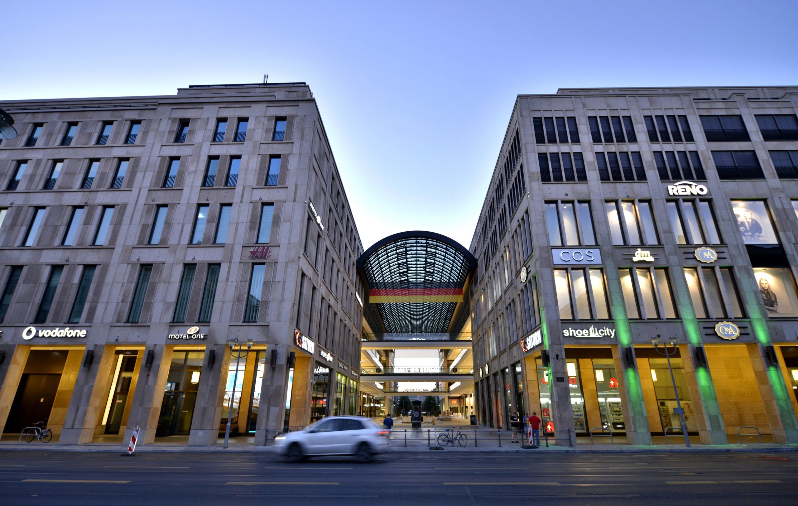 shoppen in Mitte Für 800 Millionen Euro entstand in Berlin-Mitte bis 2014 die Mall of Berlin. Mit über 270 Geschäften und einer Gesamtfläche von über 200.000 Quadratmetern ist die Mall das größte Warenhaus Europas.