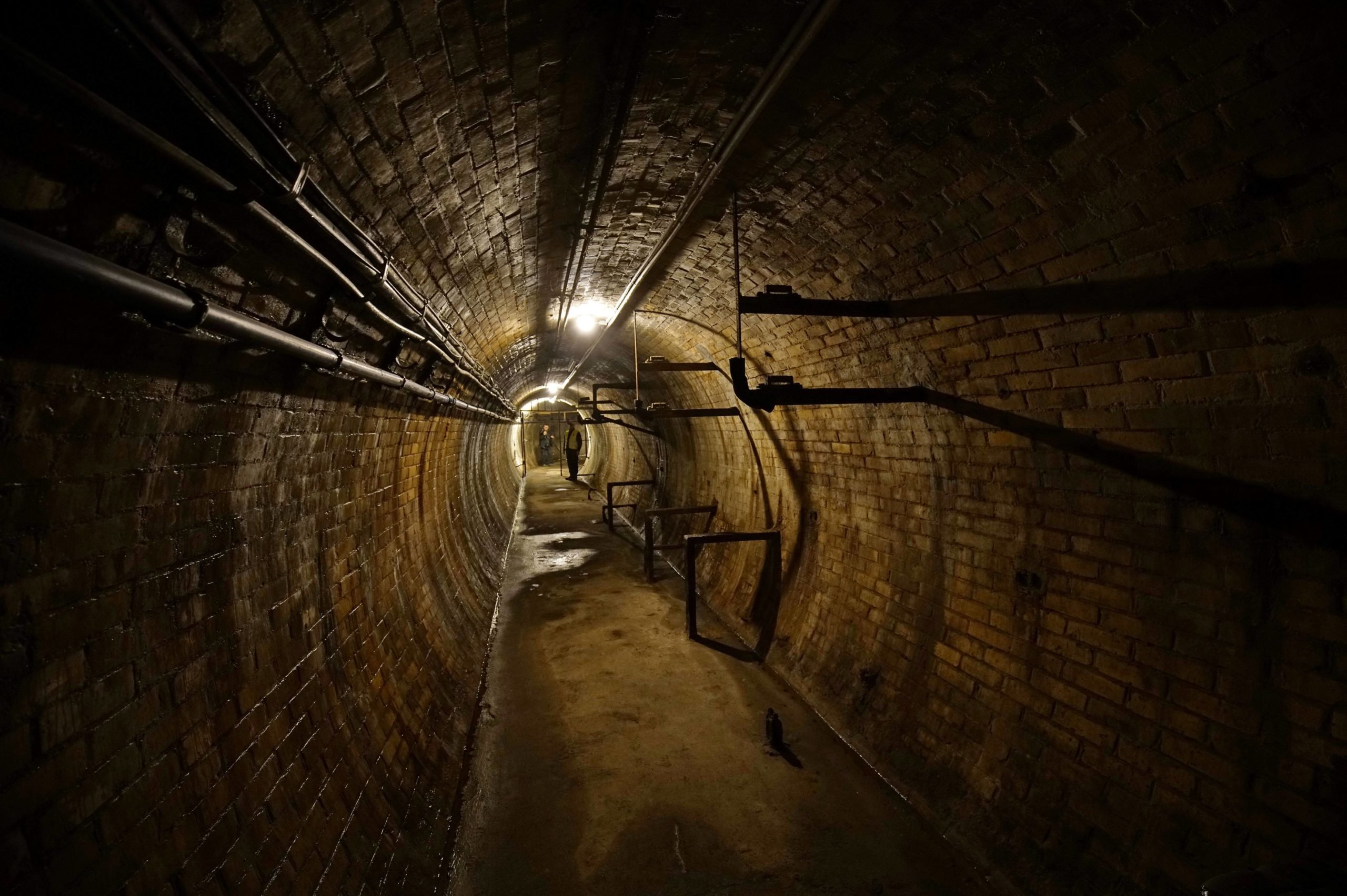 Berliner Untewelten Licht am Ende des Tunnels: Eine der Führungen der Berliner Unterwelten e.V. führt durch den AEG-Versuchstunnel, die erste U-Bahn-Röhre Deutschlands, die im Jahr 1897 gebaut wurde.