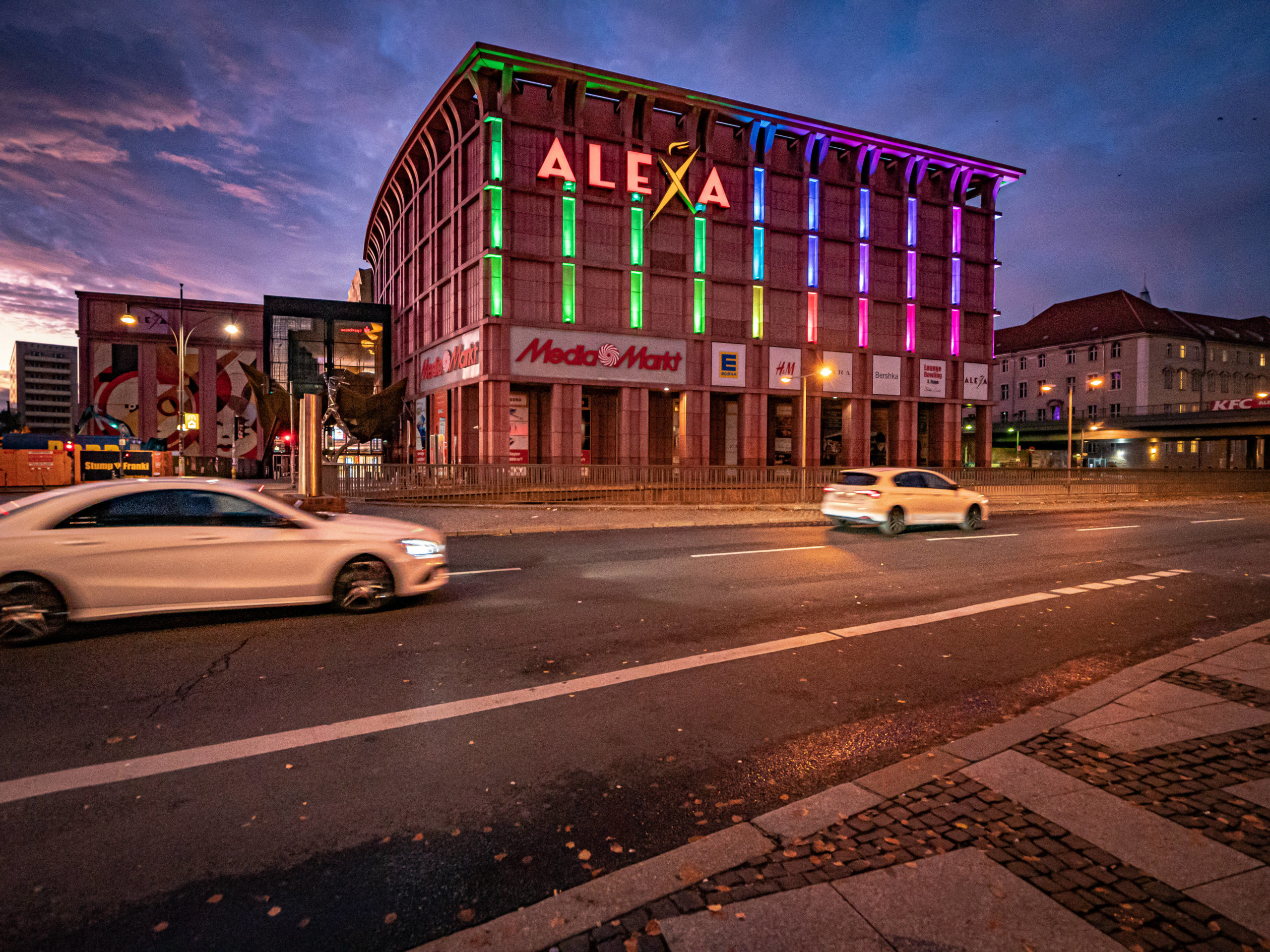 shoppen in Mitte Die Bauweise des Alexa soll Art-déco-Assoziationen wecken. Berliner:innen können diesem Stilvergleich jedoch wenig abgewinnen und bezeichnen die fast fensterlose Mall umgangssprachlich lieber als "Rosaroter Bunker" oder "Pharaonengrab". 