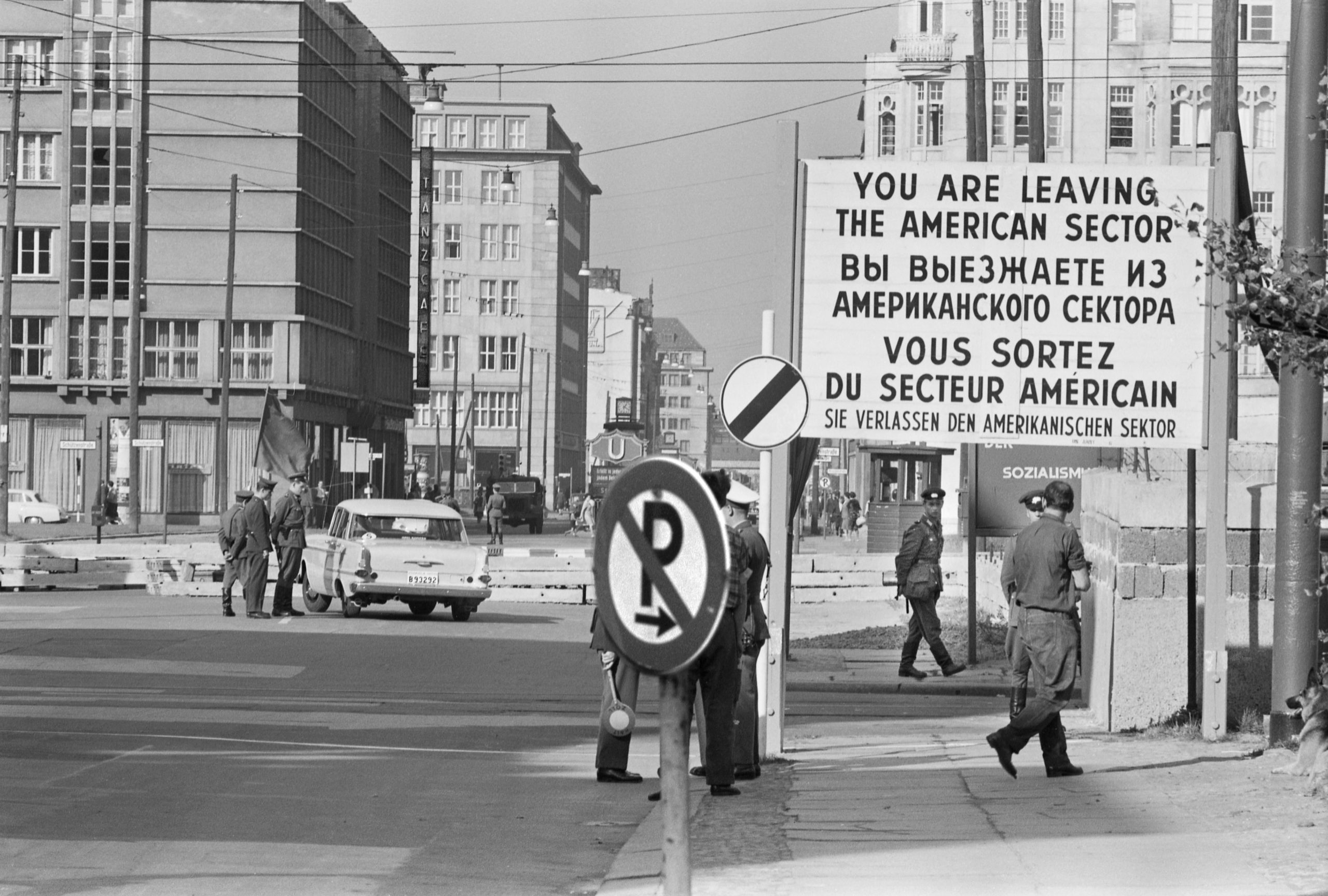 Berlin Mauerbau: "You are leaving the American Sector", der Satz wird die geteilte Stadt in den kommenden 28 Jahren prägen, 1961. Foto: Imago/Glasshouseimages