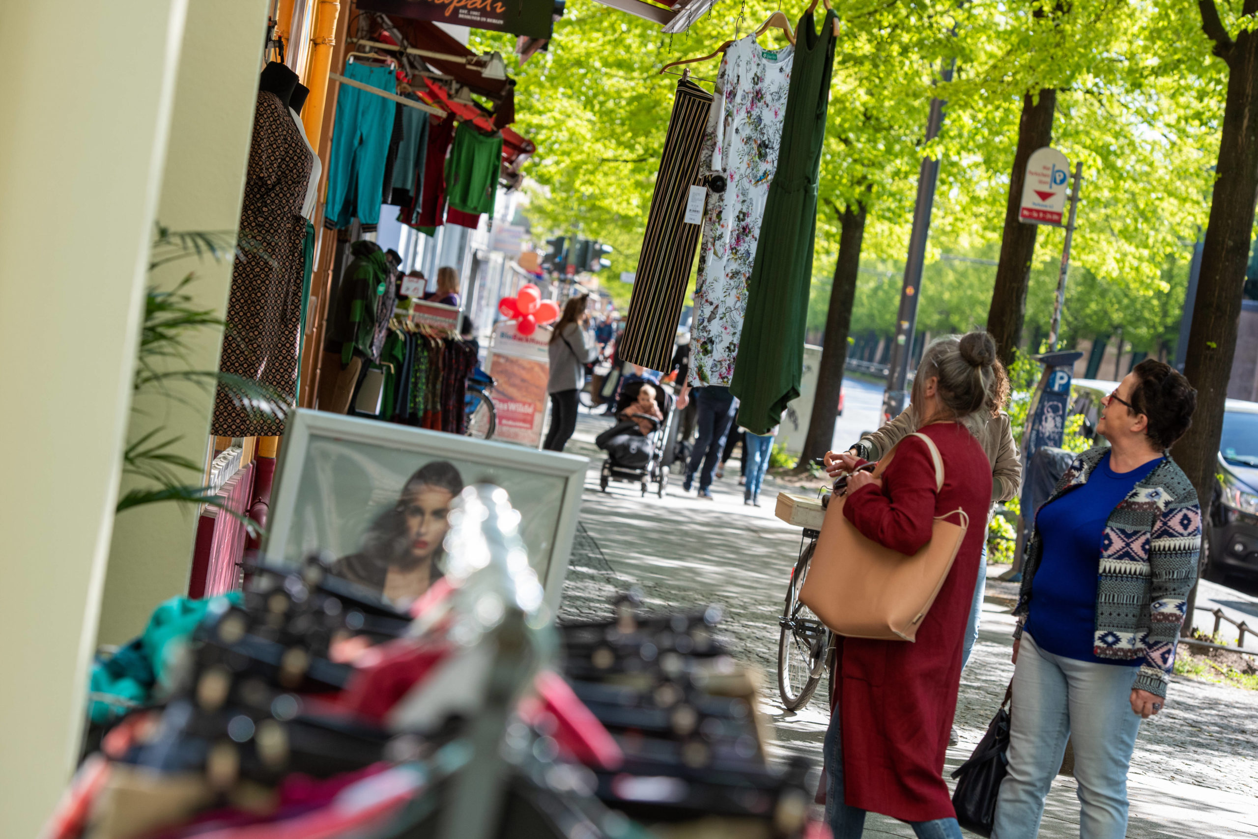 Wer in Prenzlauer Berg eine Runde shoppen will, sollte nicht die Geschäfte an der Schönhauser Allee missen. Hier gibt es viel zu entdecken – und viele Orte zum Einkaufen. Foto: Imago/Seliger
