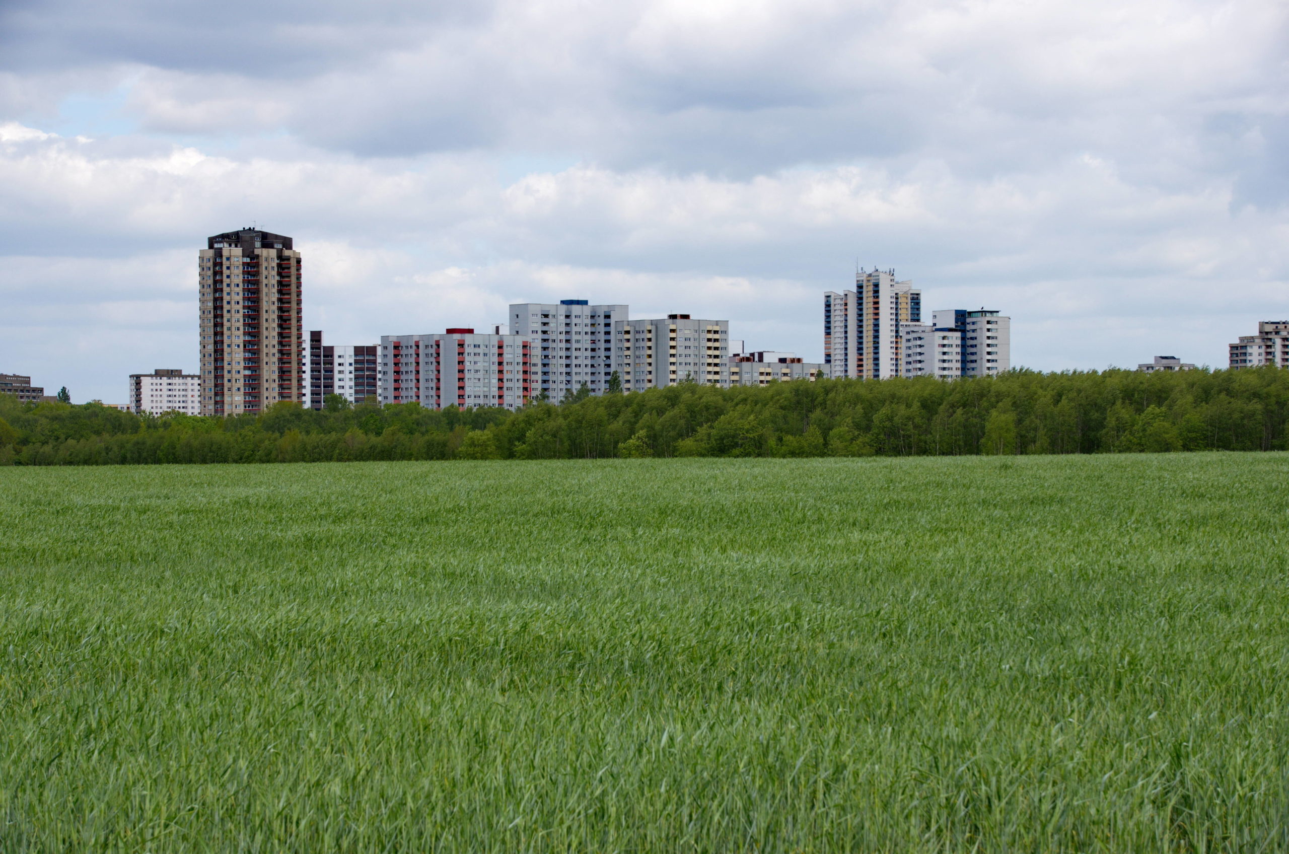 Die Wohnsiedlung Gropiusstadt von der grünen Wiese aus gesehen. Foto: Imago/Shotshop