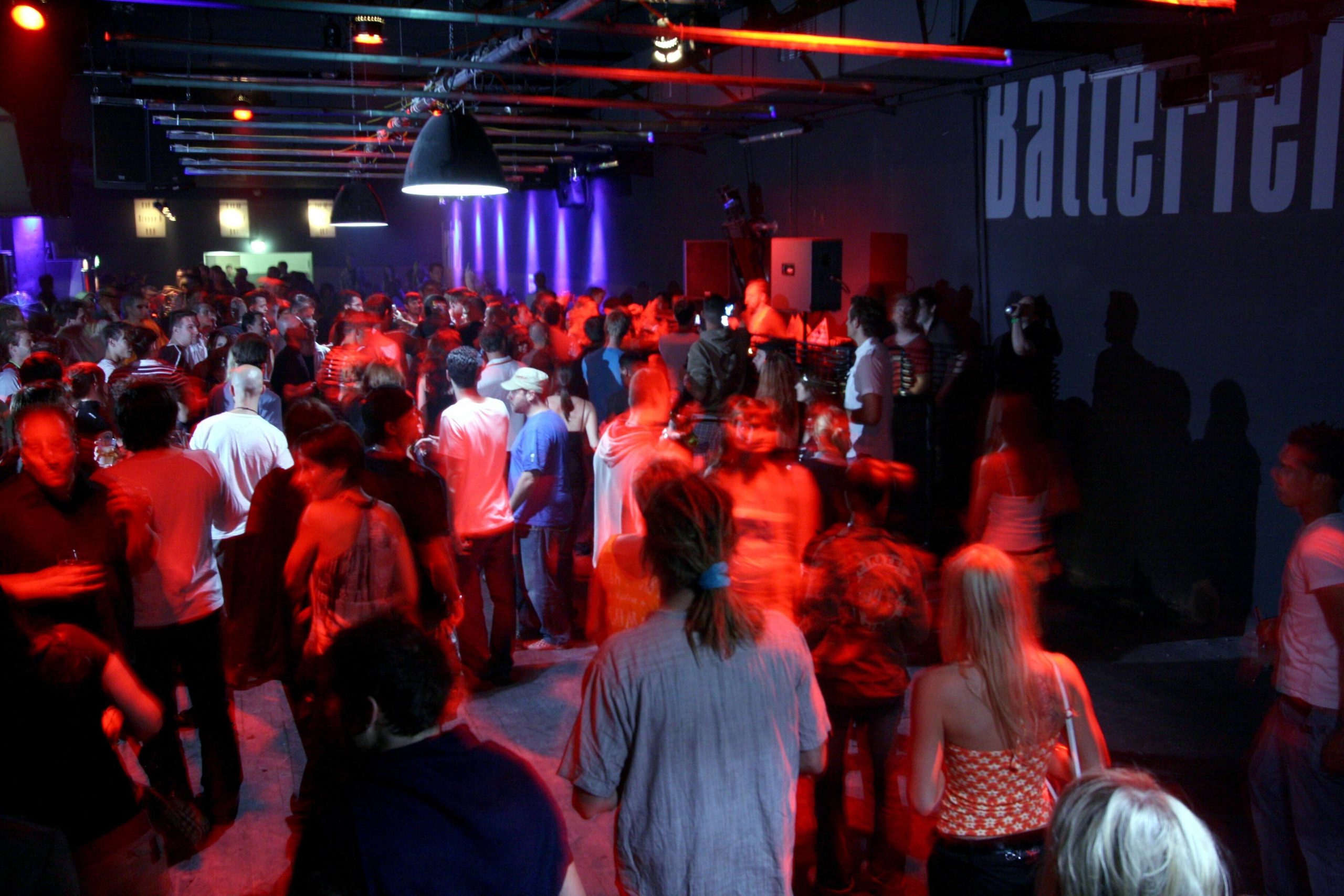 Tanzen ohne Einschränkungen: Wer geimpft oder genesen ist, kann das wieder tun, denn in Innenräumen von Berliner Clubs ist die 2G-Regel beschlossen worden. Foto: Imago/Brigani-Art