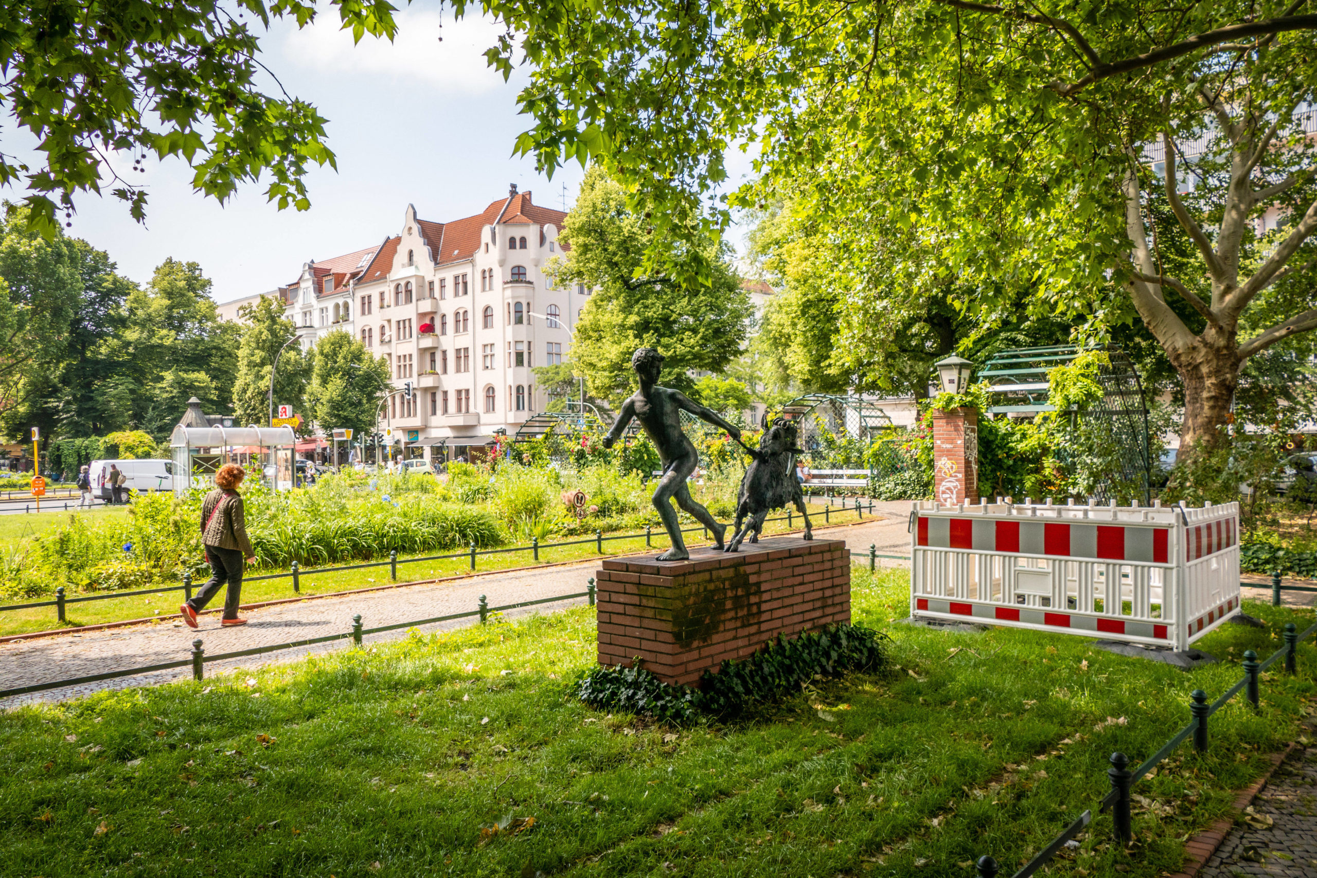 Zu den Sehenswürdigkeiten in Charlottenburg gehört der Savignyplatz, der sowohl  architektonisch als auch historisch interessant ist. Foto: Imago/Zeitz