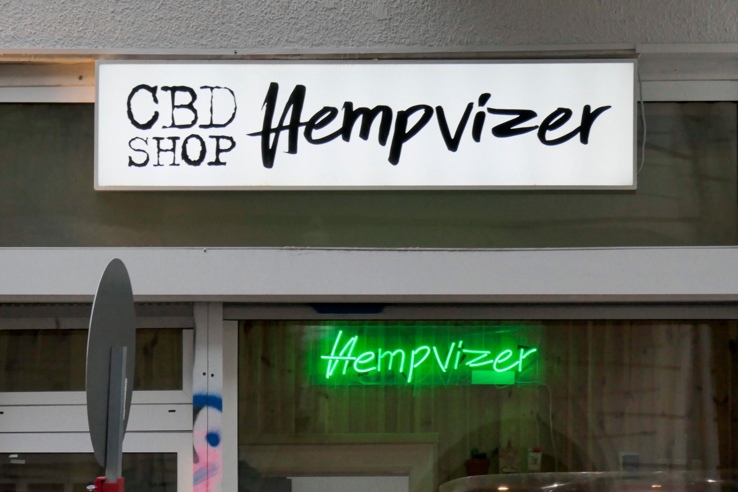 CBD-Shops Berlin Das italienische Unternehmen Hempvizer verkauft ausschließlich nicht-psychoaktives Cannabis, bei einer Polizeirazzia wurden 2019 trotzdem die Stores in Neukölln und Frieidrichshain auf den Kopf gestellt.