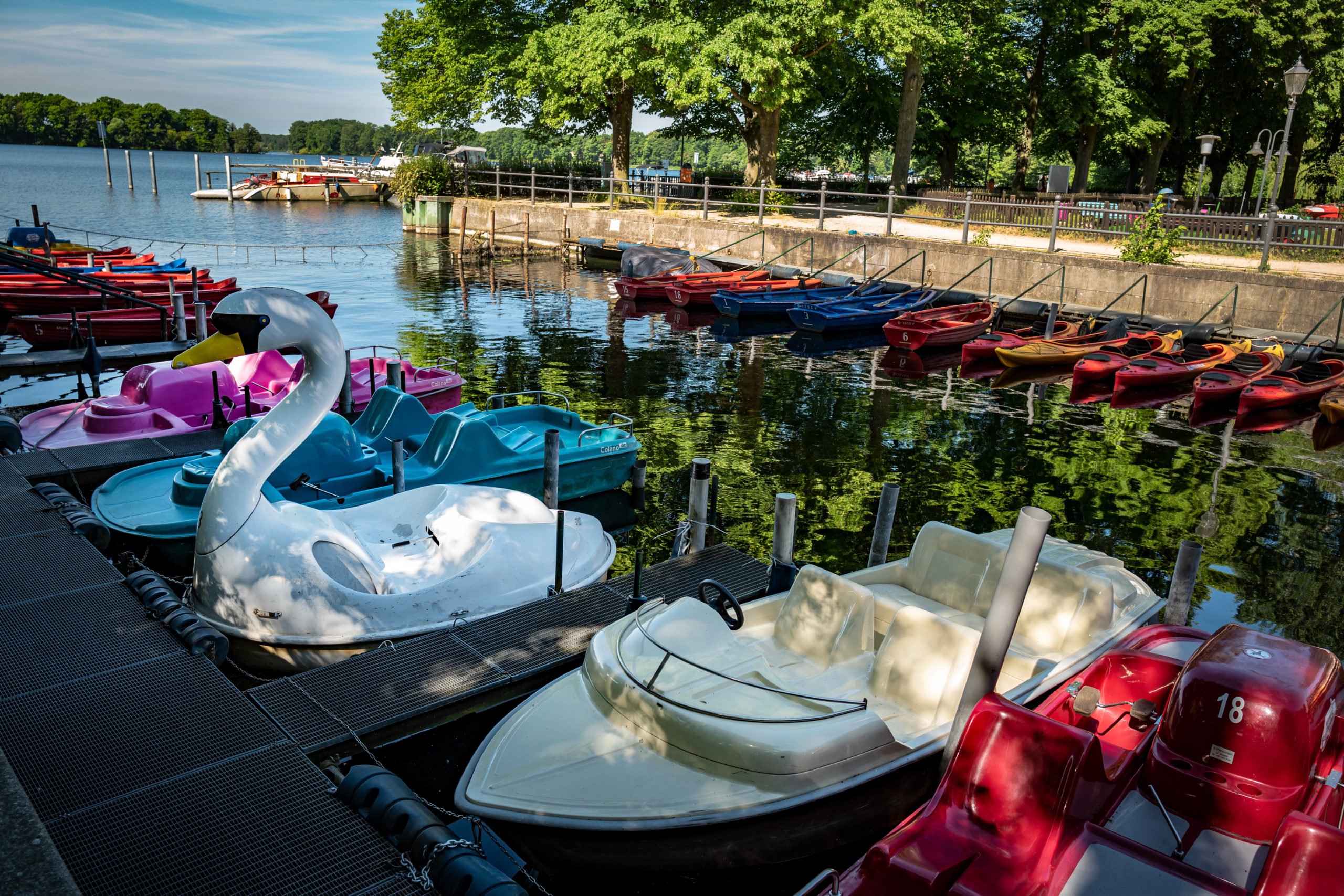 Der weitläufige Tegeler See ist ideal für Entdeckungsfahrten mit dem Tretboot in Berlin. Foto: Imago/Jürgen Ritter
