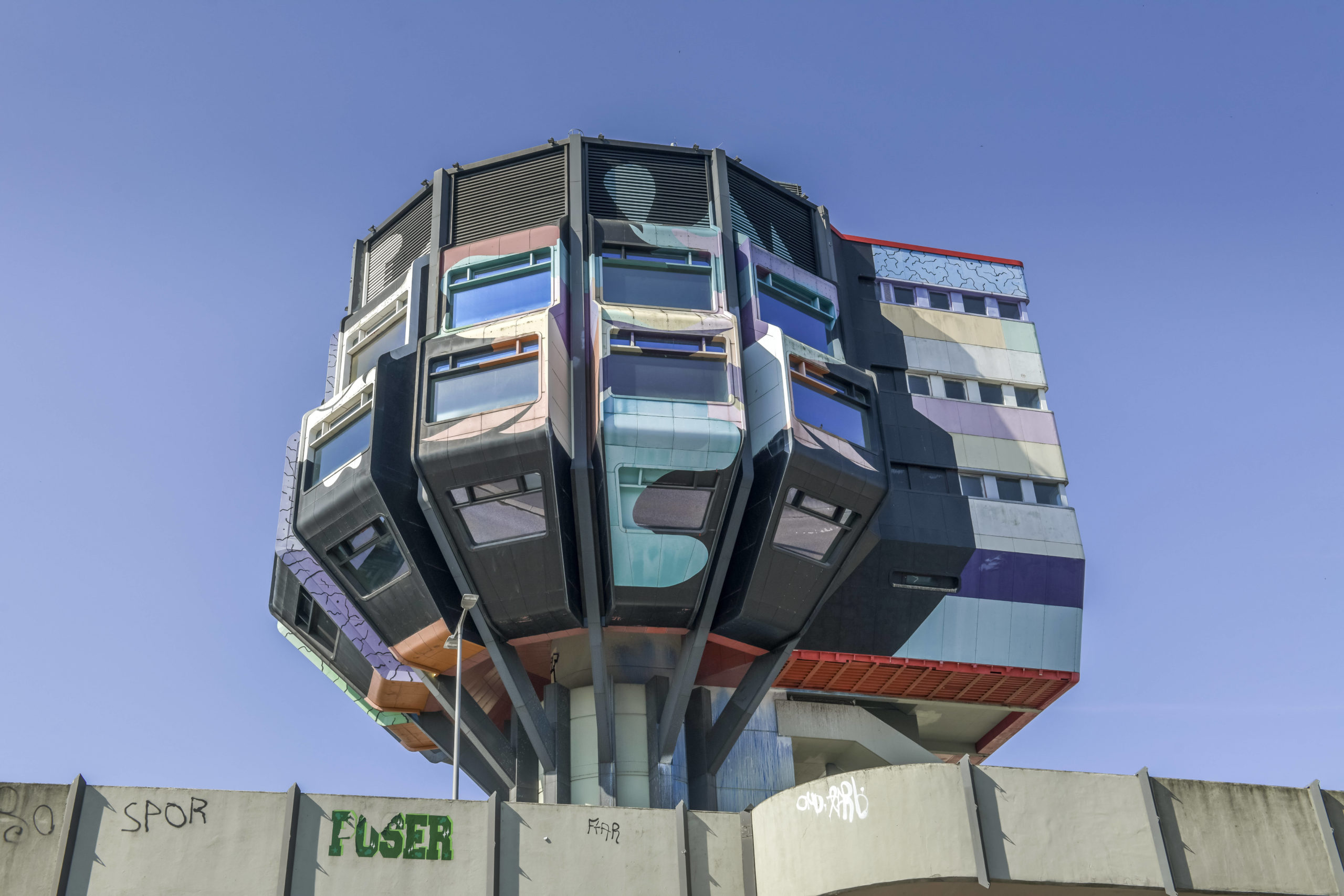 Markante West-Berliner Architektur: das Turmrestaurant Steglitz, bekannt als Bierpinsel. Foto: Imago/Jürgen Ritter