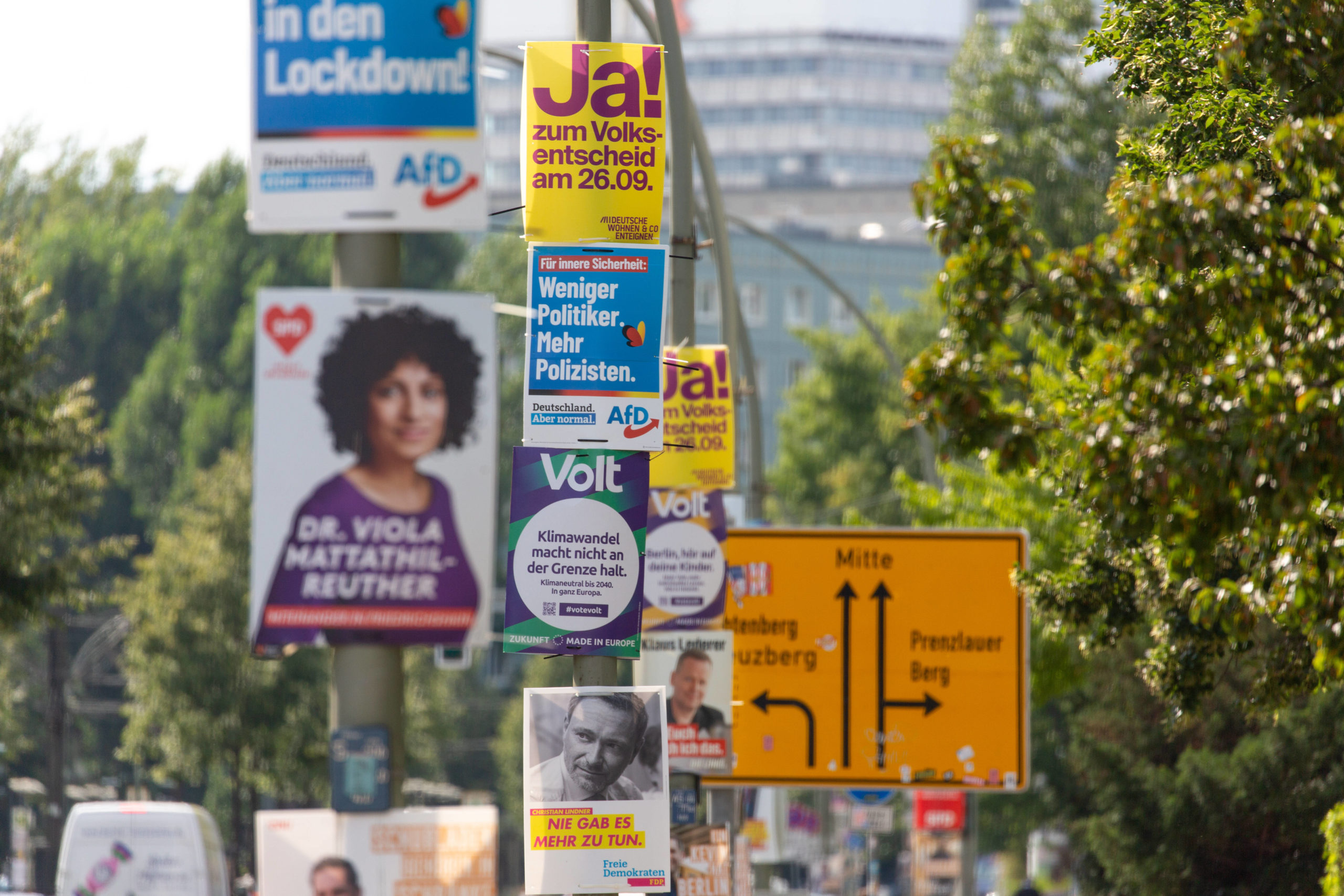 Wahlplakate und Werbung zum Volksentscheid in Berlin. Foto: Imago/Dirk Sattler