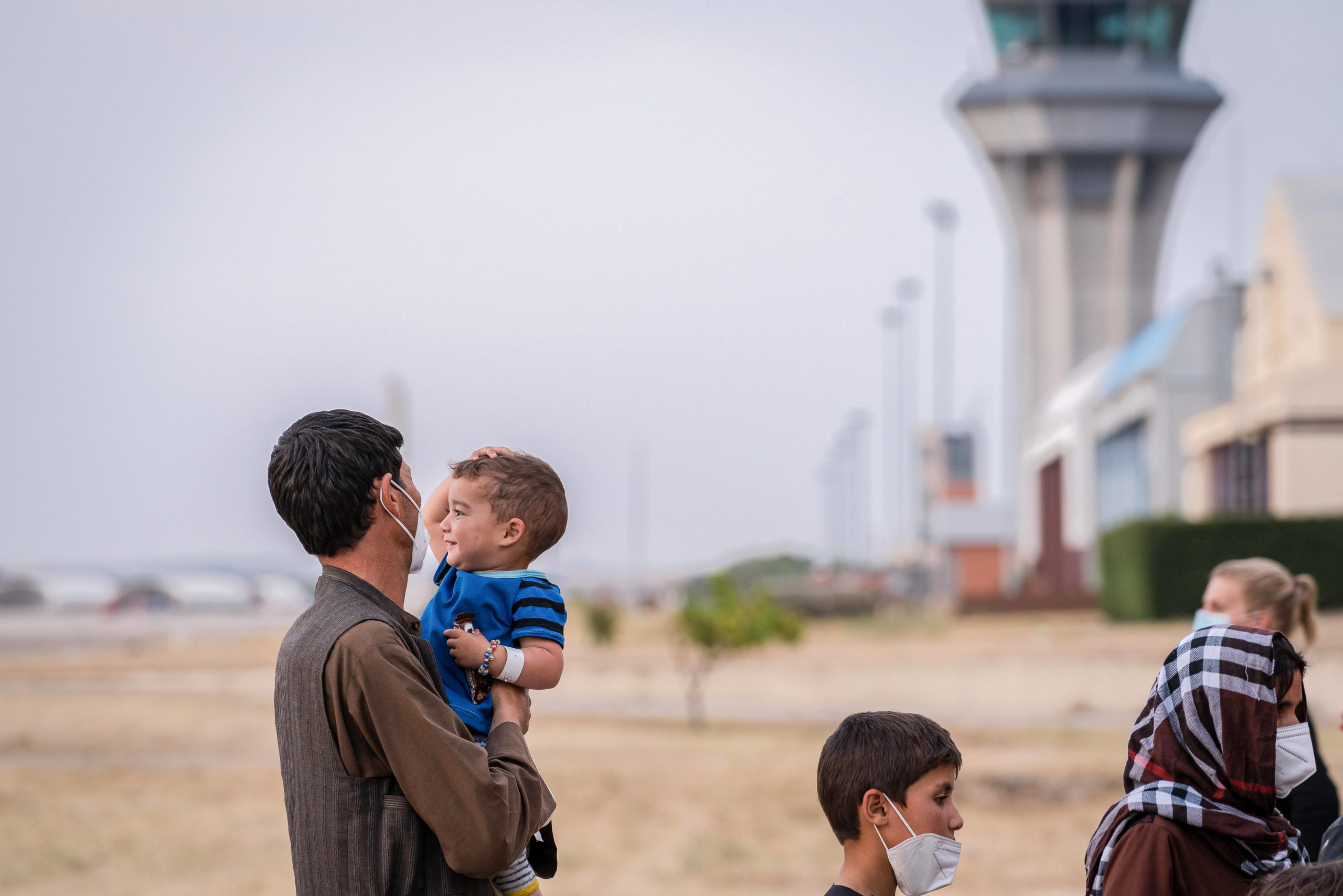 Afghanistan Hilfe Afghanische Flüchtlinge bei ihrer Ankunft an einem spanischen Flughafen: Schon bevor die Situation in Afghanistan eskalierte, waren hunderttausende Menschen innerhalb des Landes auf der Flucht.