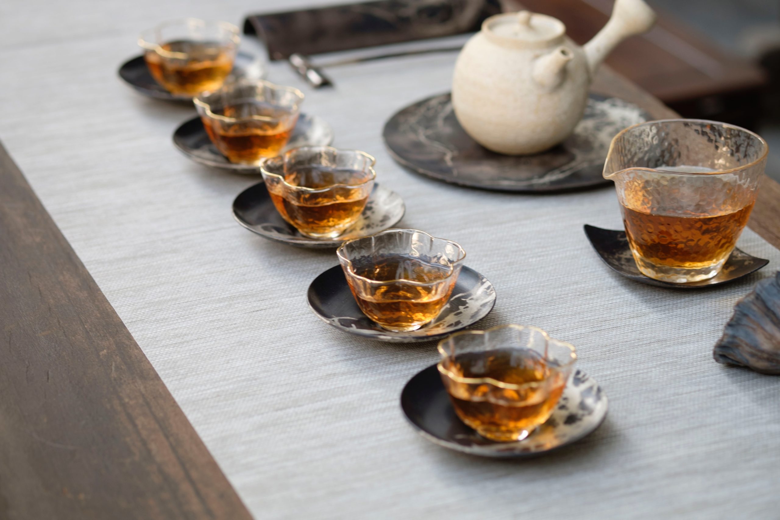 Tee in seiner schönsten Form: Aromatische Sorten, dazu schöne Keramikware und dekorative Tischwäsche – Bei Tisch + Tee – finden Teetrinker:innen alles, was ihr Herz begehrt.