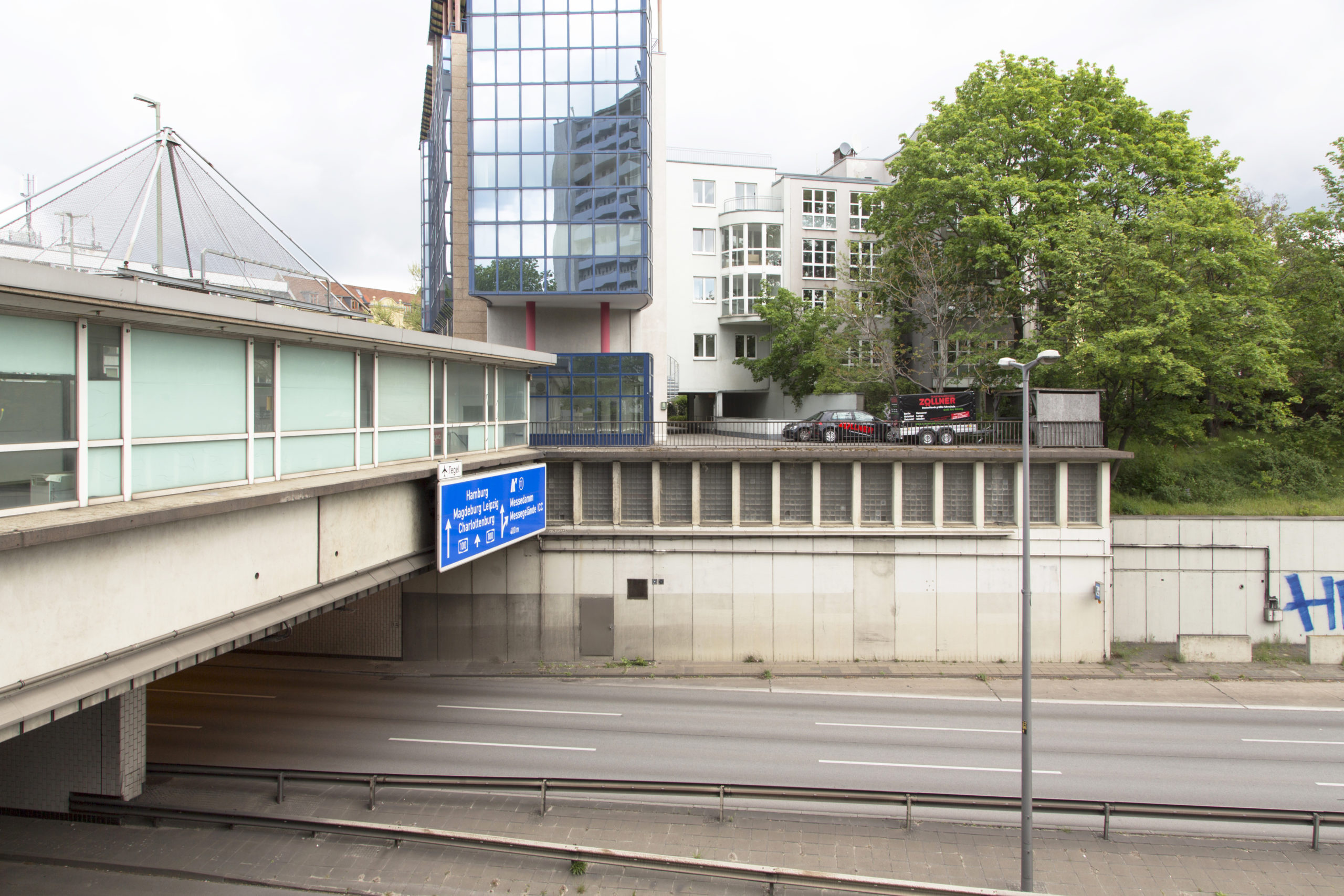 Bushaltestellen auf der Stadtautobahn: Rathenauplatz, 2019. Foto: Tobias Michnik und Leander Nowack
