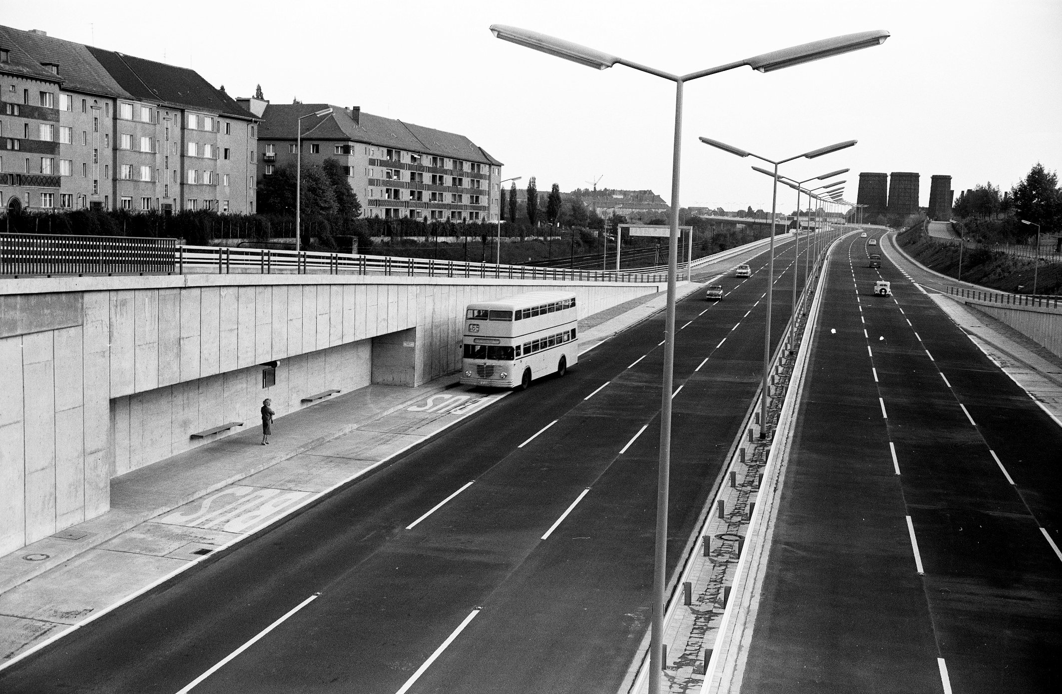 Bushaltestellen auf der Stadtautobahn: Haltestelle Hohenzollerndamm mit anfahrendem Bus, 1967. Foto: Herwarth Staudt/Historisches Archiv der BVG

