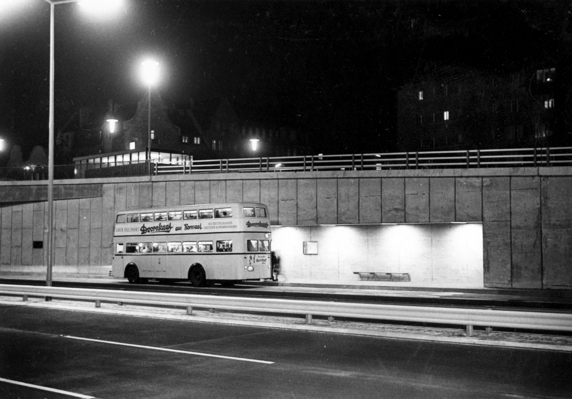 Haltestelle Hohenzollerndamm mit haltendem Bus bei Nacht, 1960. Foto: Herwarth Staudt/Historisches Archiv der BVG