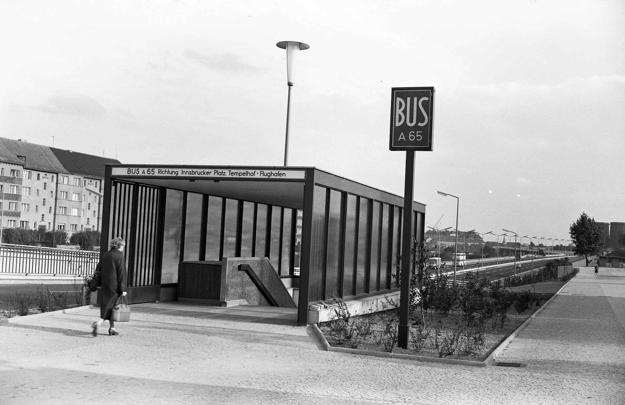 Bushaltestellen Stadtautobahn Zugangspavillion der Haltestelle Hohenzollerndamm, 1960. Foto: Herwarth Staudt/Historisches Archiv der BVG