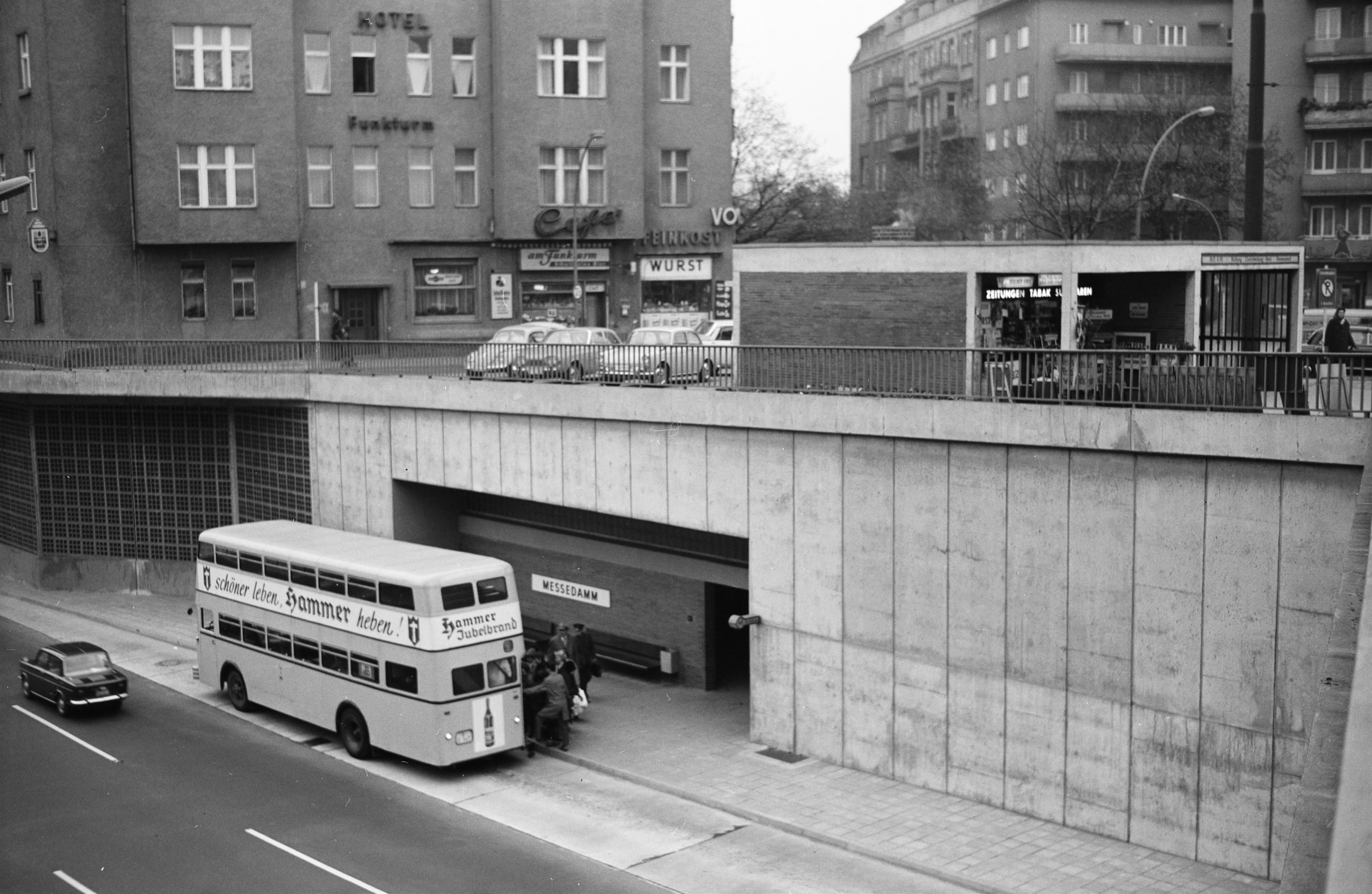 Bushaltestellen auf der Stadtautobahn: Haltestelle Messedamm (Richtung Wedding) mit haltendem Bus, 1964. Foto: Herwarth Staudt/Historisches Archiv der BVG