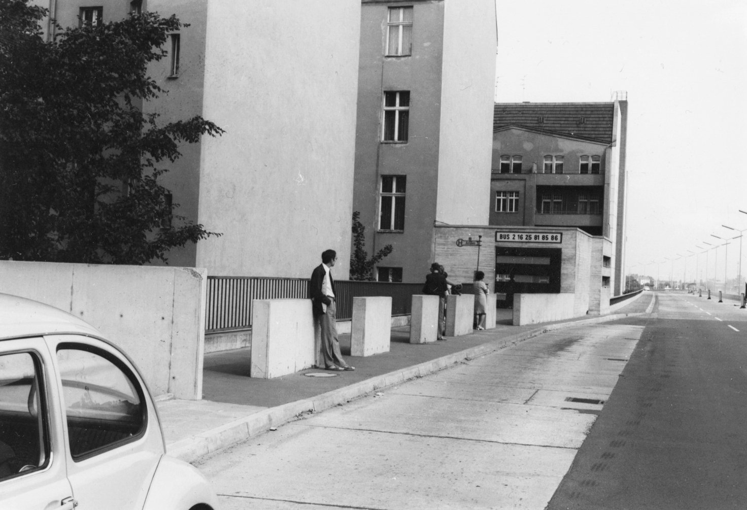 Bushaltestellen Stadtautobahn: Wartende Fahrgäste an der Haltestelle Bundesallee, 1970. Foto: Herwarth Staudt/Historisches Archiv der BVG