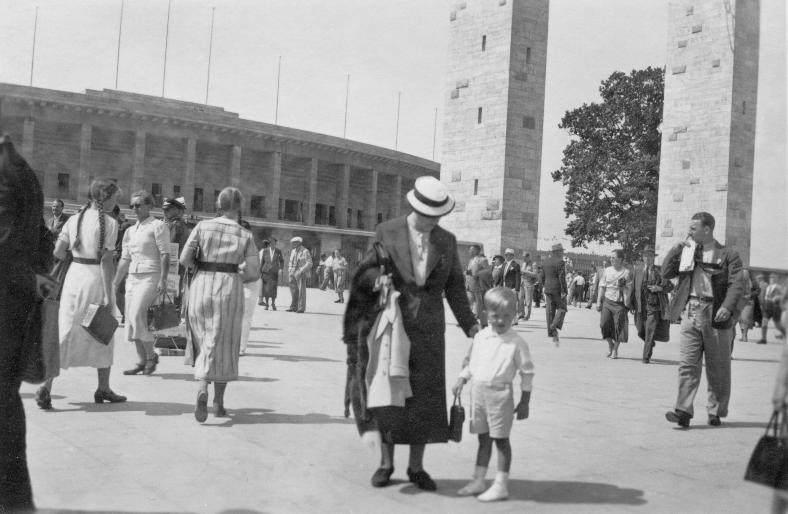 Berlin in der Nazizeit – Passanten am Berliner Olympiastadion, 1936. Foto: Imago/Teutopress