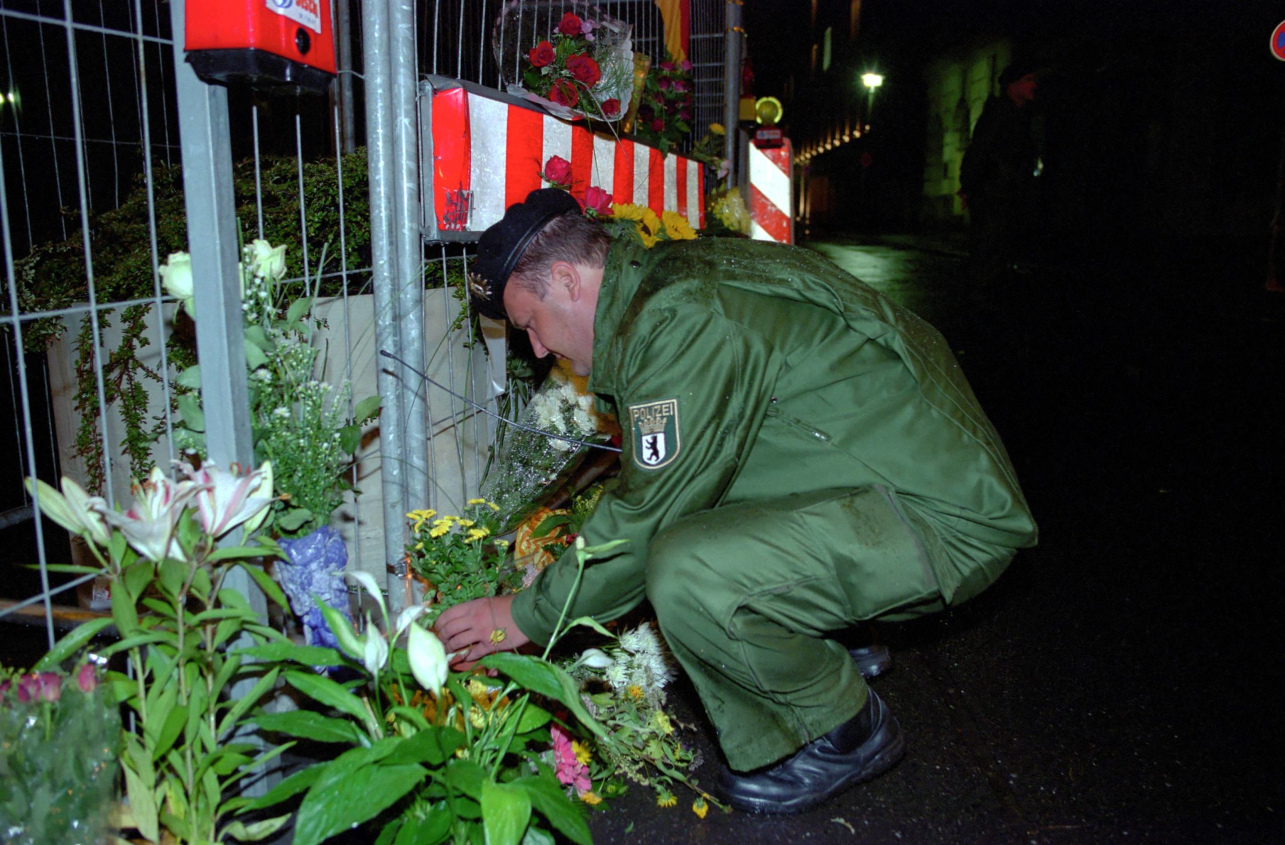 Polizist legt Blumen an die Absperrung vor der US amerikanischen Botschaft. Berlin am 11. September 2001. Foto: Imago/Seeliger